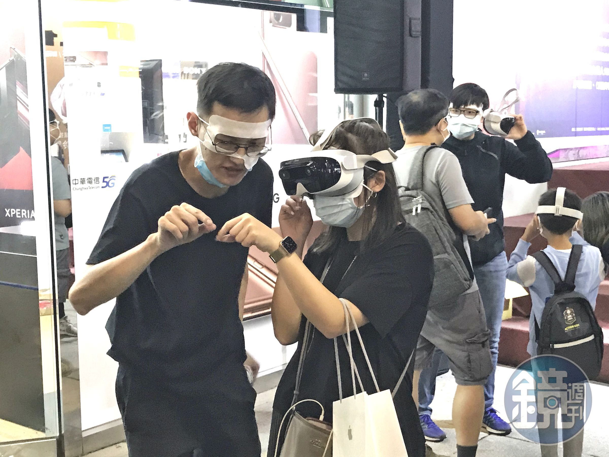 許多民眾和好友一同前來體驗VR的魅力。