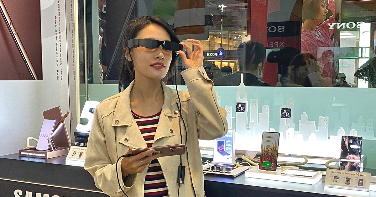 民眾於中華電信威秀服務中心體驗金鐘獎頒獎典禮5G VR直播。