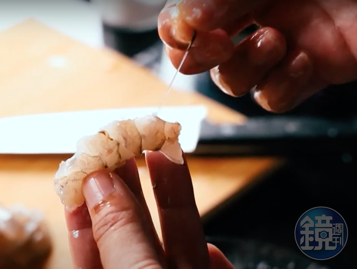 蝦子是底棲性雜食生物,你不會想要吃它的腸泥的。
