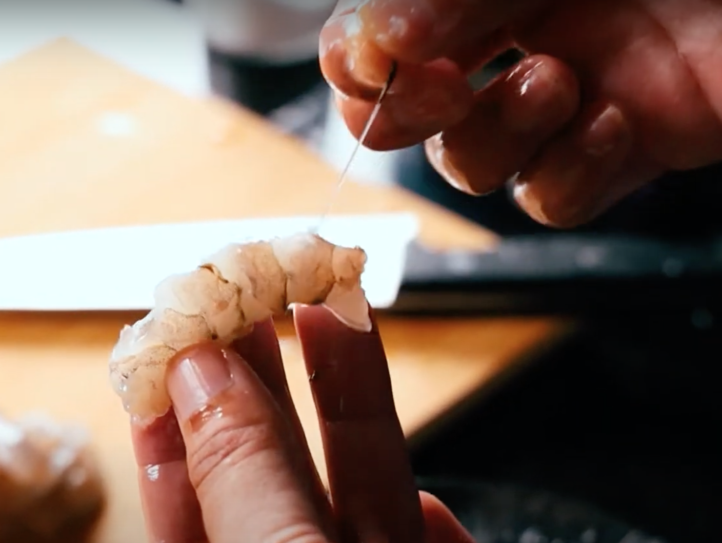 蝦子是底棲性雜食生物，你不會想要吃它的腸泥的。