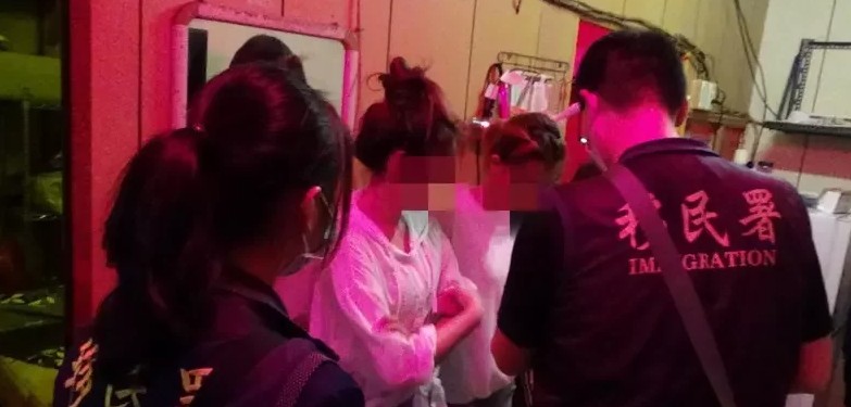 雲林檢、警、移民署29日晚間在雲林縣東勢鄉破獲一起假觀光真賣淫案件，共逮捕29名疑似賣淫女子。（翻攝畫面）