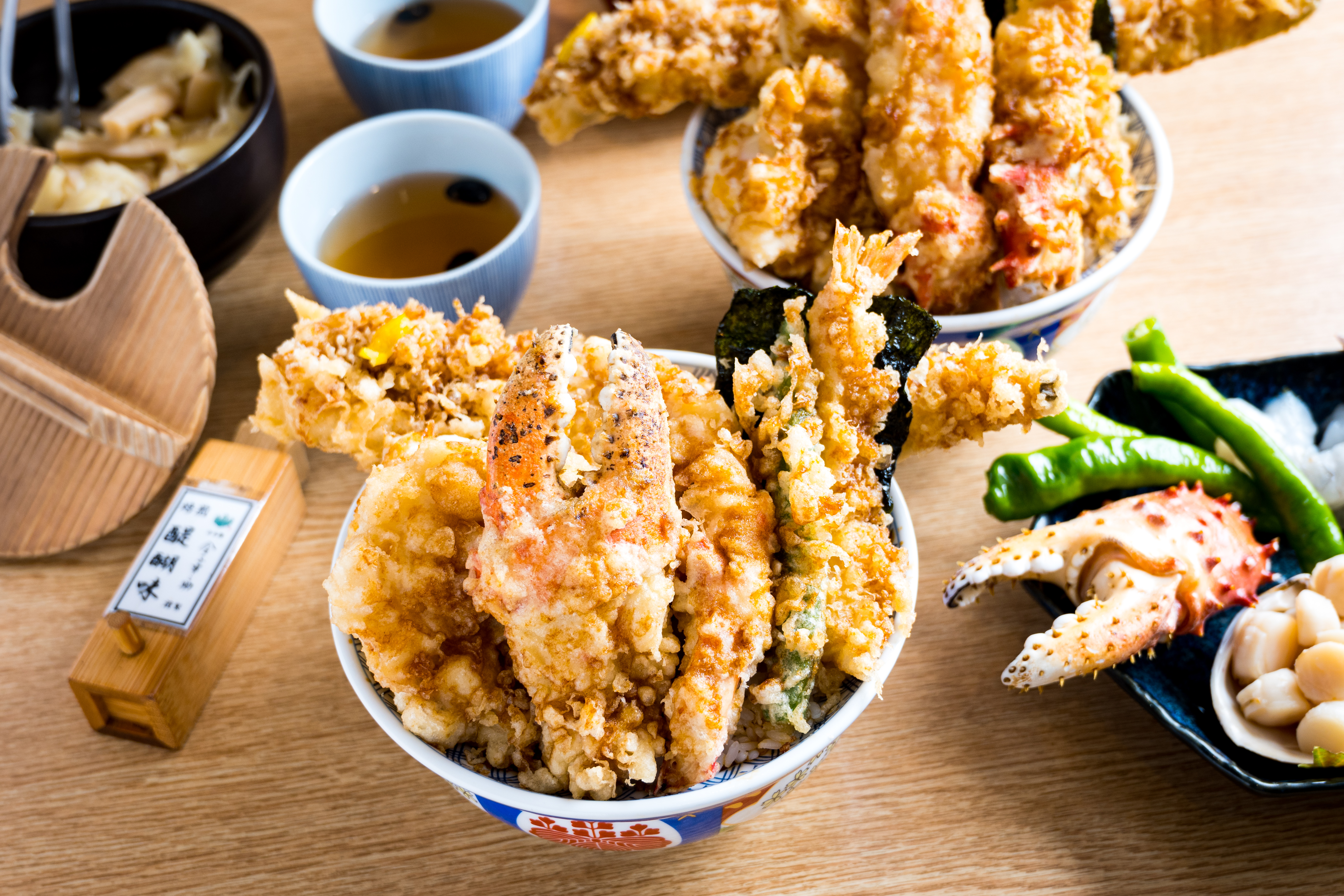 日本天丼品牌「金子半之助」今年推出以帝王蟹和鱈場蟹擔綱主角的高端天丼，挑戰饕客肚量。