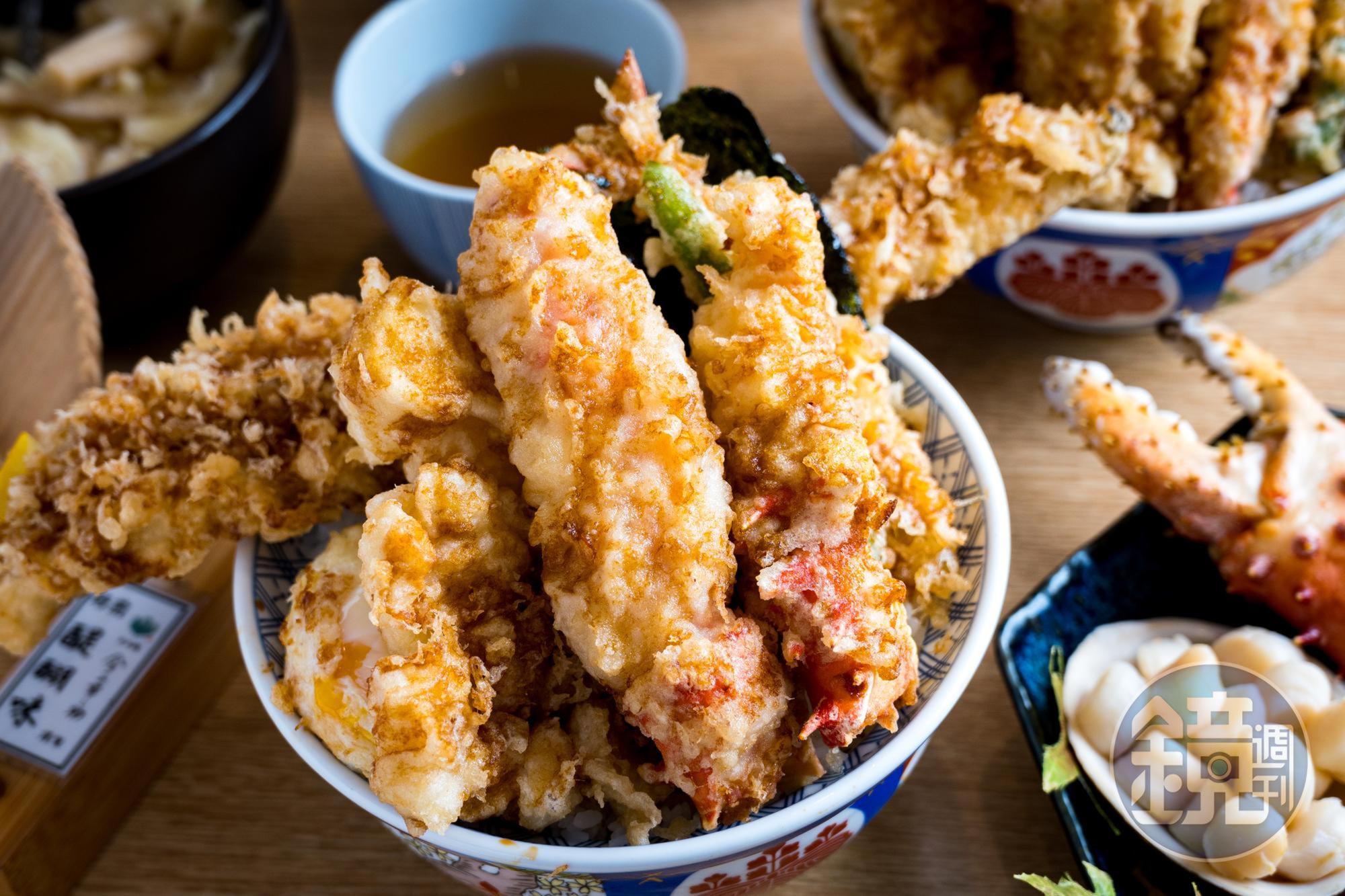 「極上天丼」除了招牌的30公分穴子魚,還多了智利帝王蟹,滿腹度跟豪華度都滿分(單點999元/碗,套餐1,079元/份)。