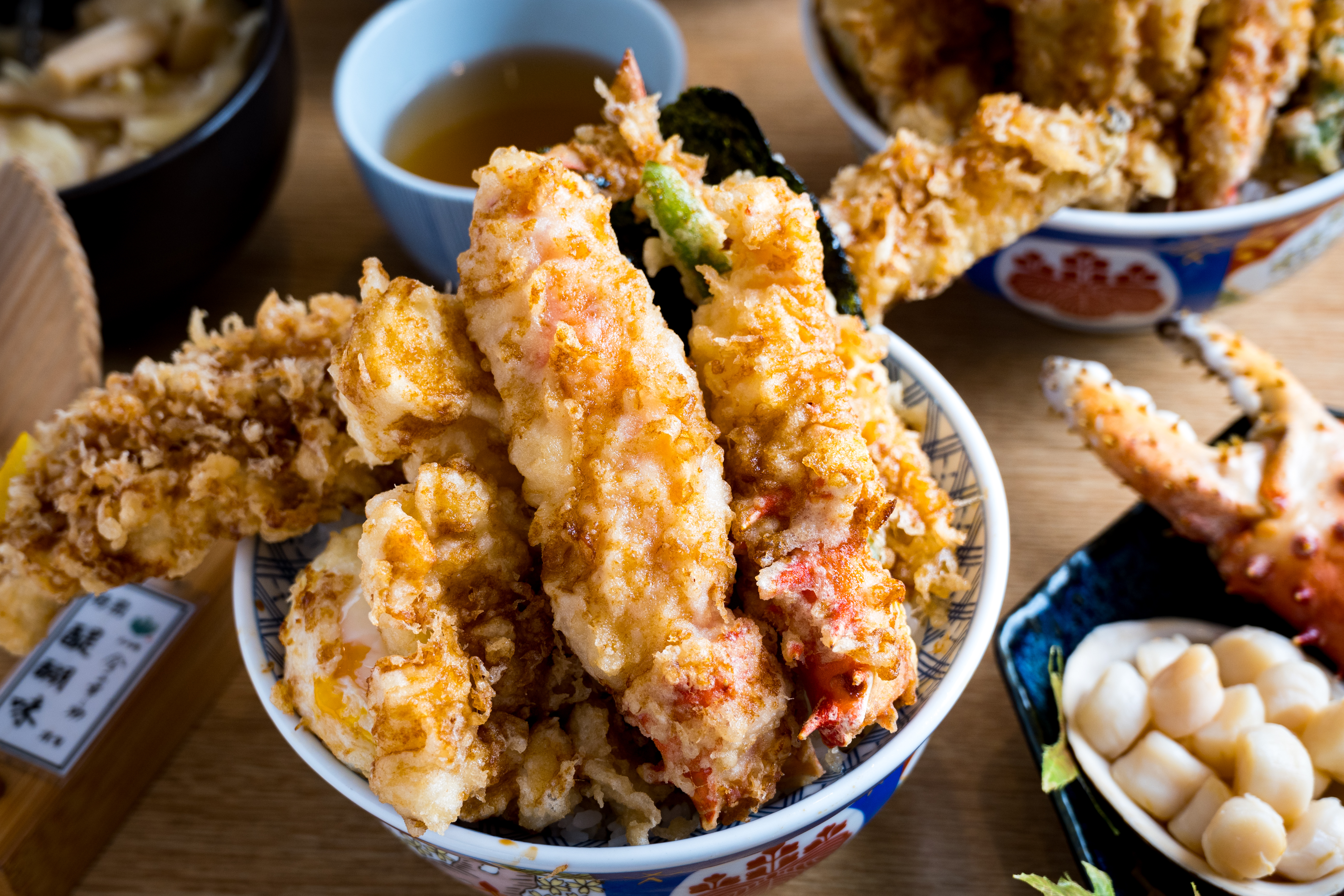 「極上天丼」除了招牌的30公分穴子魚，還多了智利帝王蟹，滿腹度跟豪華度都滿分（單點999元／碗，套餐1,079元／份）。