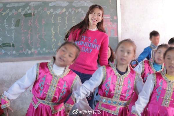 林志玲去年赴中國,陪地方孩子唱《我和我的祖國》畫面被挖出。(翻攝微博)