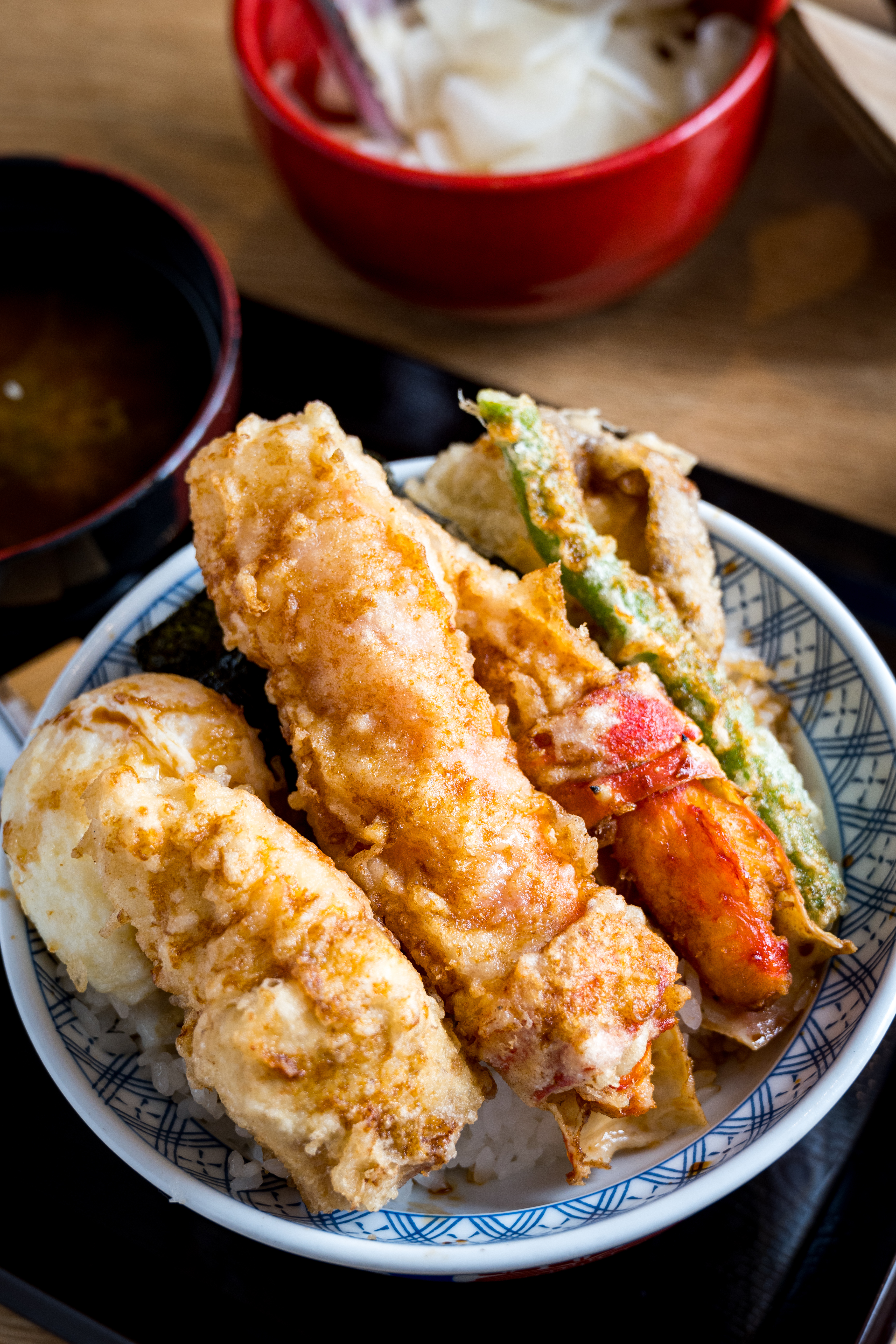 同步推出的「鱈場蟹天丼」適合食量較小者。（單點760元／碗，搭配氣泡飲套餐為840元／份）
