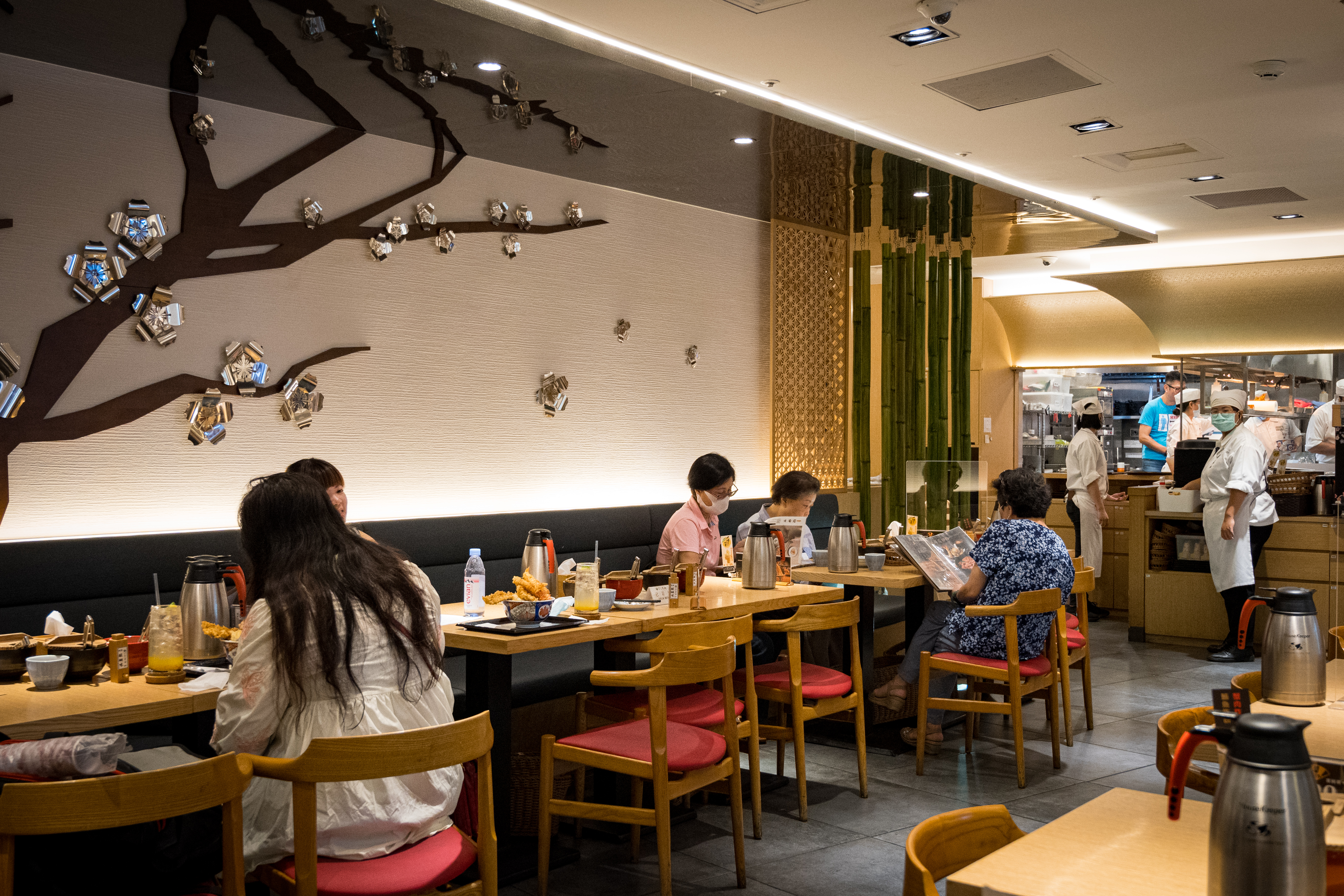 兩款霸氣的天丼僅在新光三越A8店、微風北車店兩家門市推出。