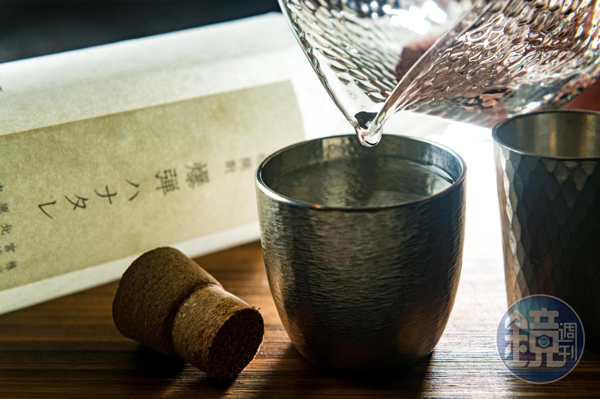 冬季限定的芋燒酎「爆彈」，熱帶水果般酯類芬芳開瓶就闖進鼻腔，入口香氣爆炸，口感卻綿甜溫潤。（2,500元／360ml）