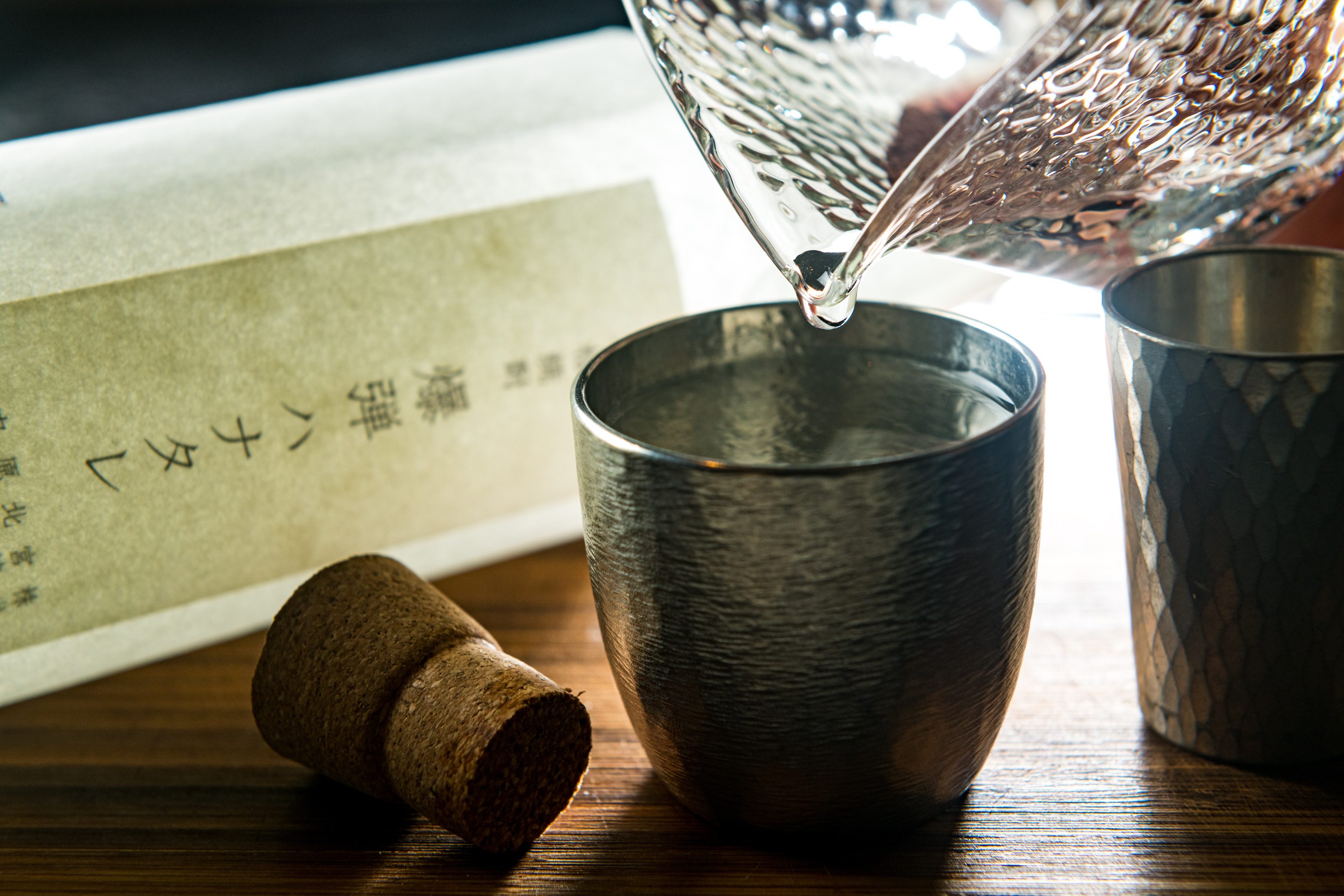 冬季限定的芋燒酎「爆彈」，熱帶水果般酯類芬芳開瓶就闖進鼻腔，入口香氣爆炸，口感卻綿甜溫潤。（2,500元／360ml）