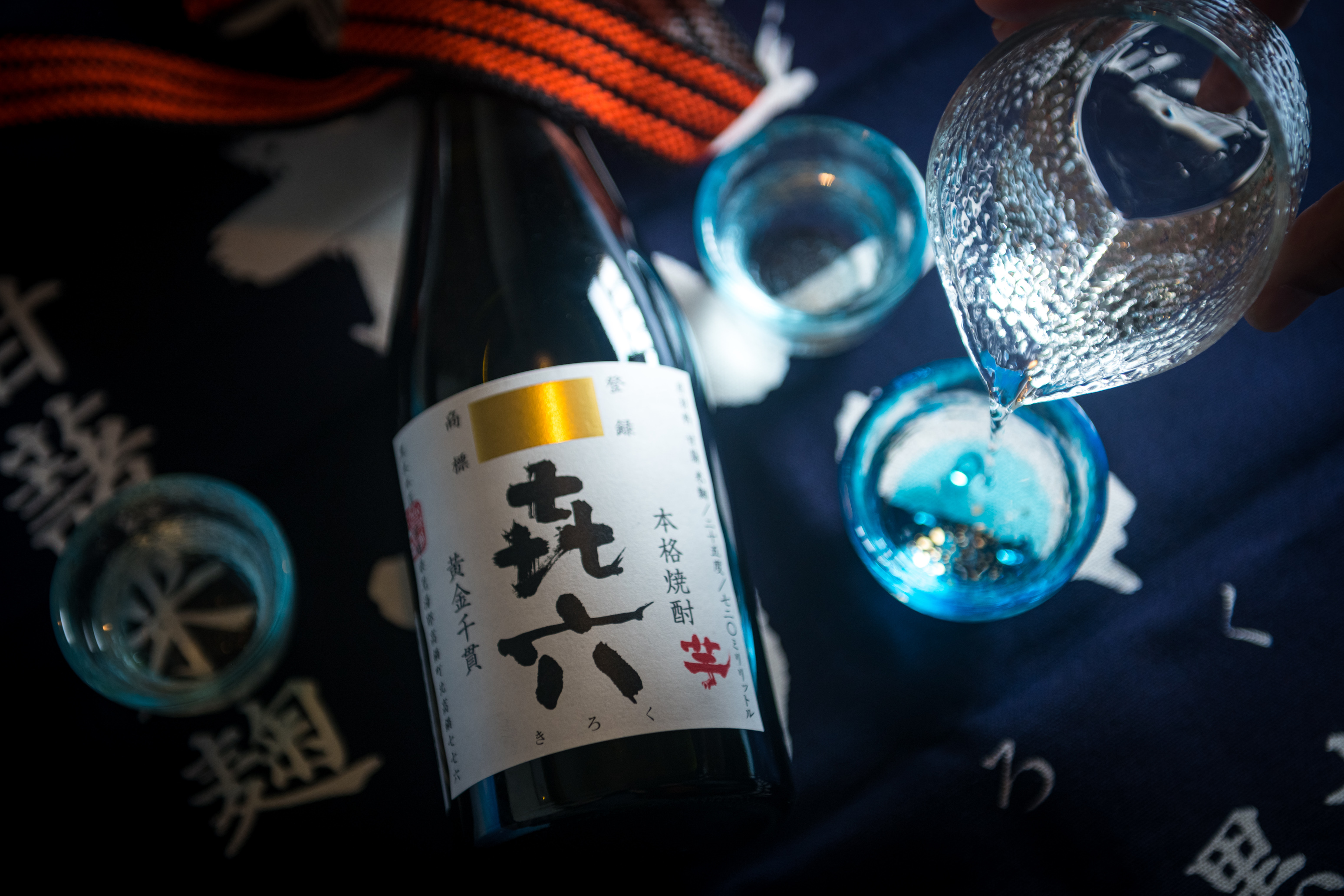 黑木本店的招牌芋燒酎「㐂六」用長米黑麴釀黃金千貫，本該狂野的組合，卻因木桶發酵變得細潤，尾韻如焙茶和烤過的堅果。（1,150／720ml瓶）