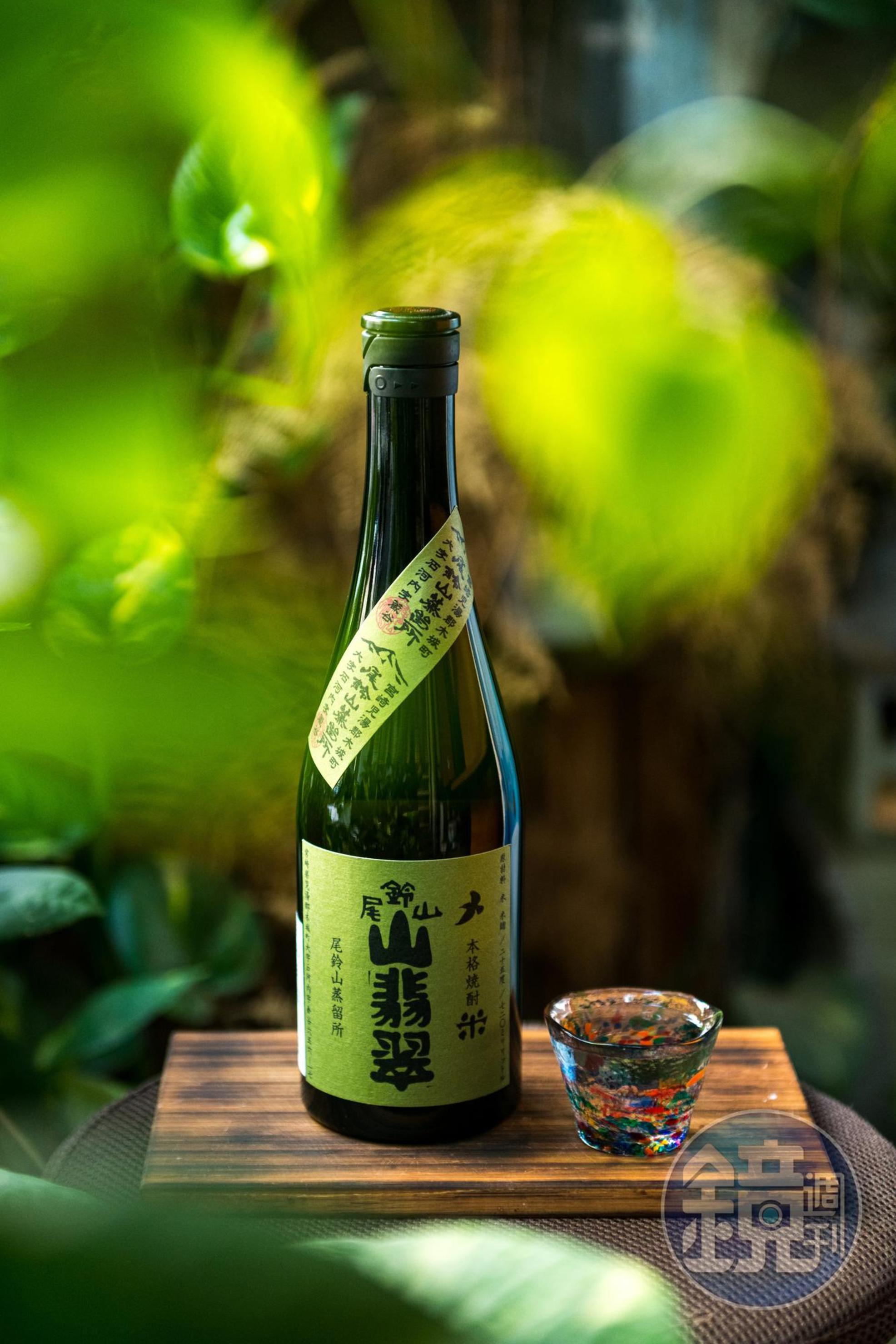 適應宮崎土壤的改良稻種「華神樂」，釀出的「山翡翠」內斂淡麗，適合佐鹽燒魚或清淡的煮物。（1,250元／720ml瓶）