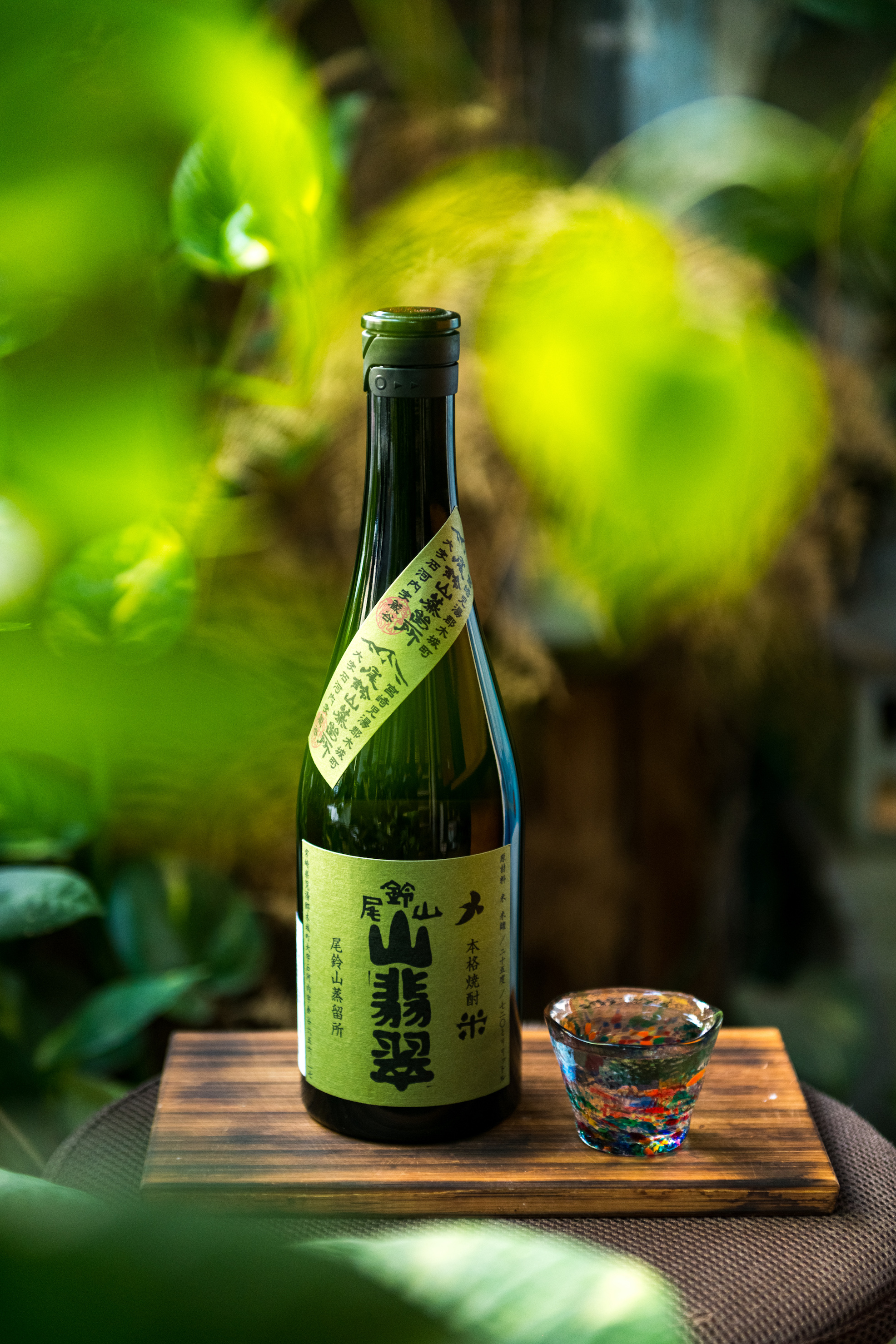 適應宮崎土壤的改良稻種「華神樂」，釀出的「山翡翠」內斂淡麗，適合佐鹽燒魚或清淡的煮物。（1,250元／720ml瓶）