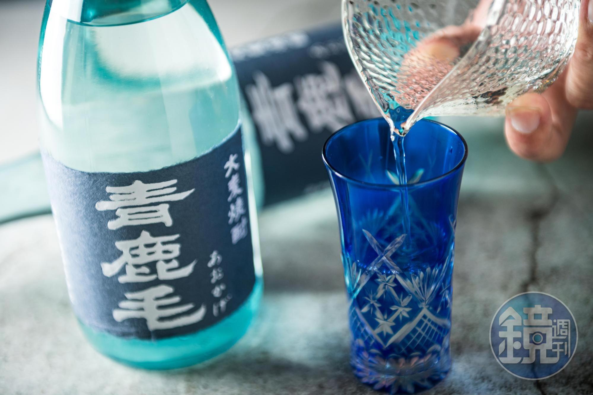 久利引進的特注版「青鹿毛」和日本當地不同，酒精度達41％，喝進嘴裡，大麥香氣鋪天蓋地而來。（2,000元／720ml瓶）