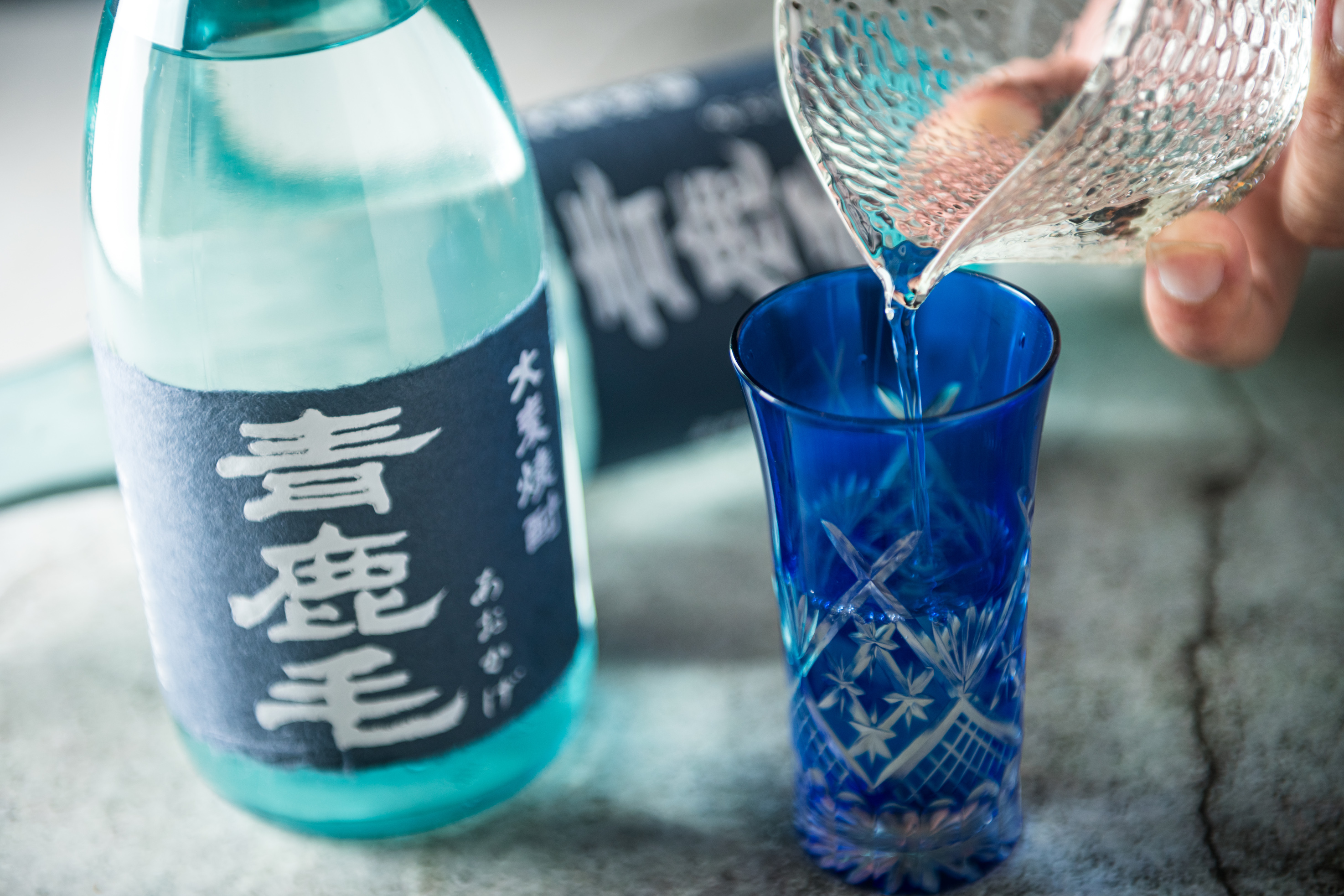 久利引進的特注版「青鹿毛」和日本當地不同，酒精度達41％，喝進嘴裡，大麥香氣鋪天蓋地而來。（2,000元／720ml瓶）