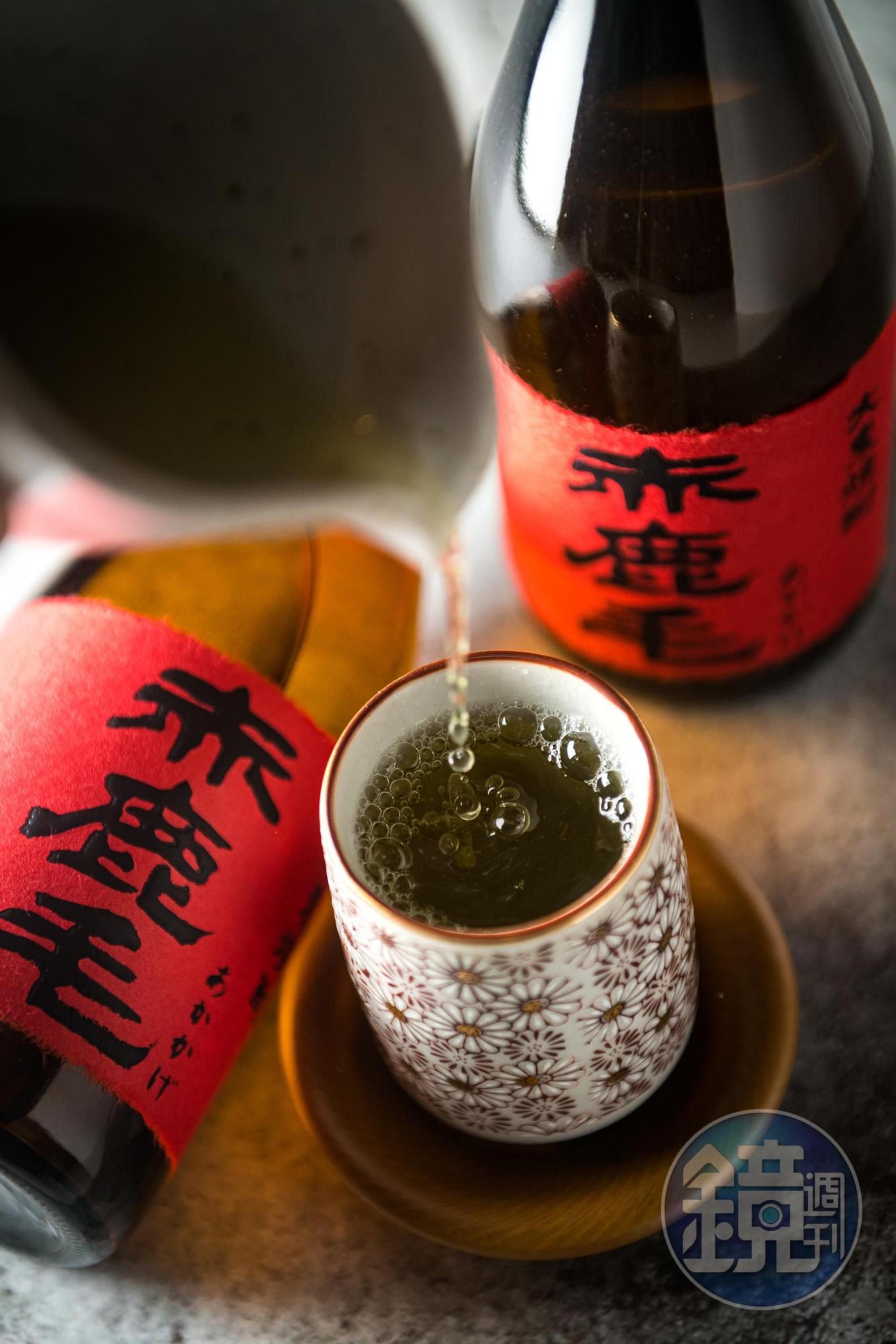 不帶雜味的清爽系麥燒酎「赤鹿毛」，勾兌熱玄米茶能讓穀類香氣更上層樓。（1,100元／720ml瓶）