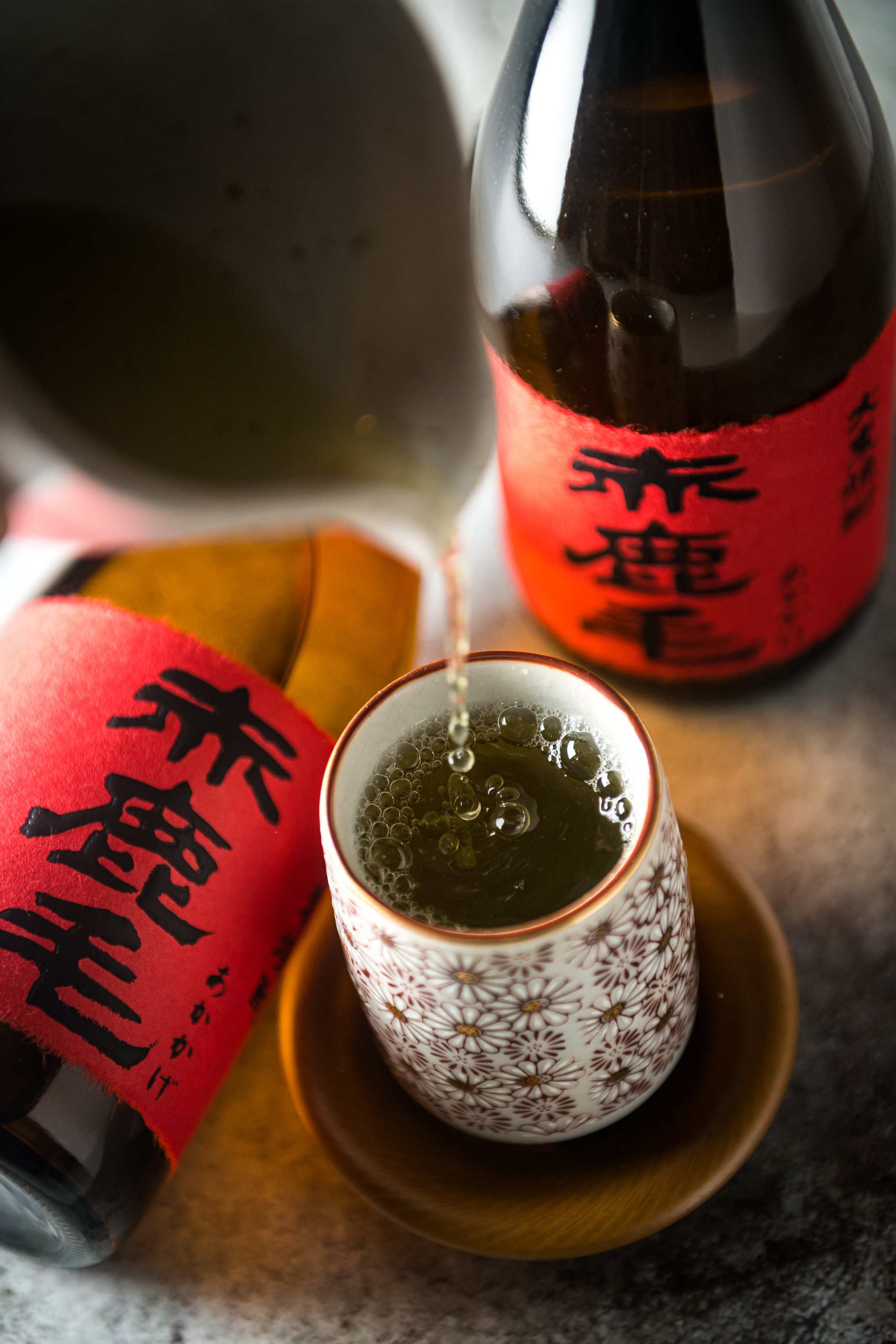不帶雜味的清爽系麥燒酎「赤鹿毛」，勾兌熱玄米茶能讓穀類香氣更上層樓。（1,100元／720ml瓶）