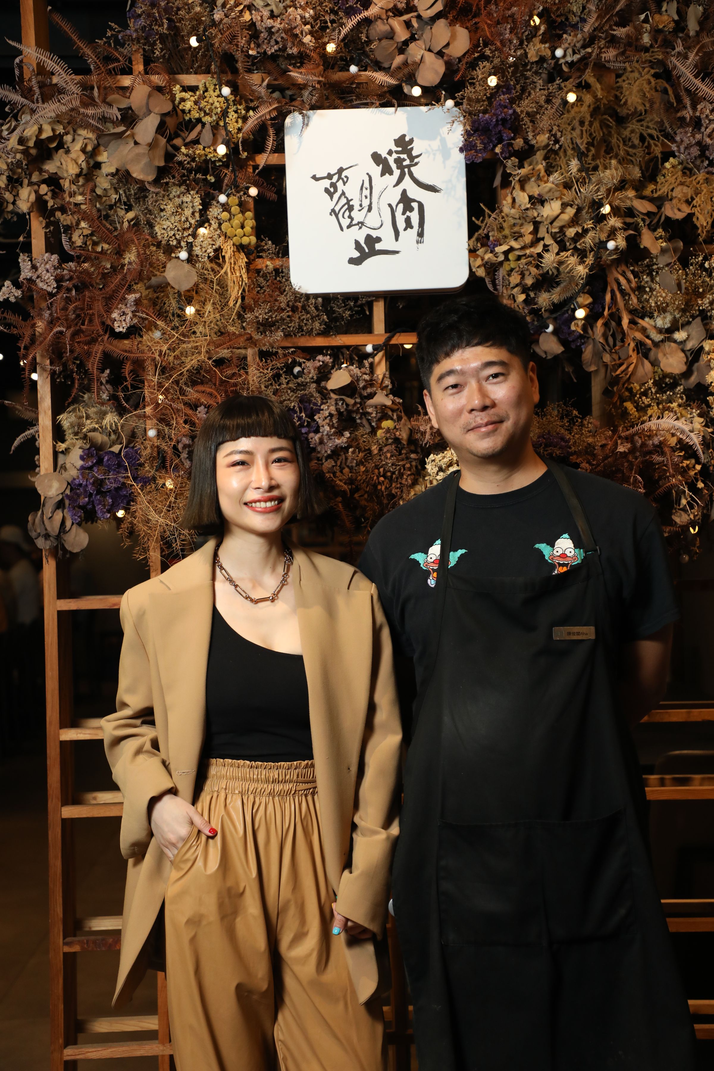 在嘉義生活超過30年的陳俊閣（右）、曹瑞儀（左），是嘉義燒肉店「燒肉觀止」的經營者，這回請他們帶路，推薦在地人會吃的美食。