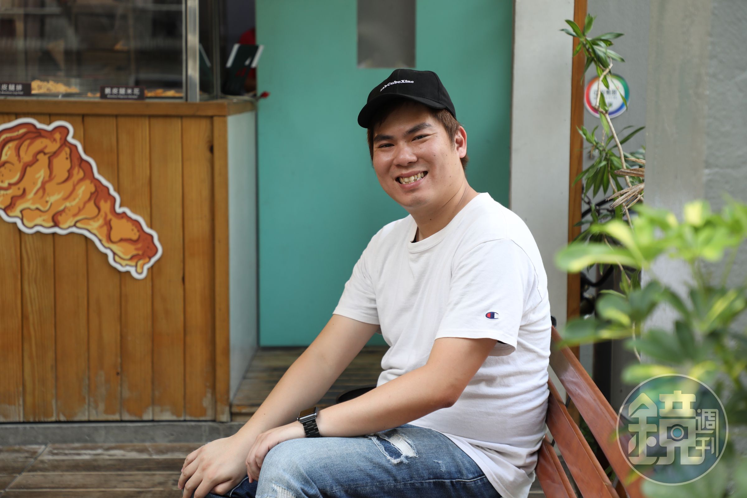 許博鈞將媽媽的鹹酥雞攤，改造成明亮的炸物專賣店，還研發出炸全雞製造話題。