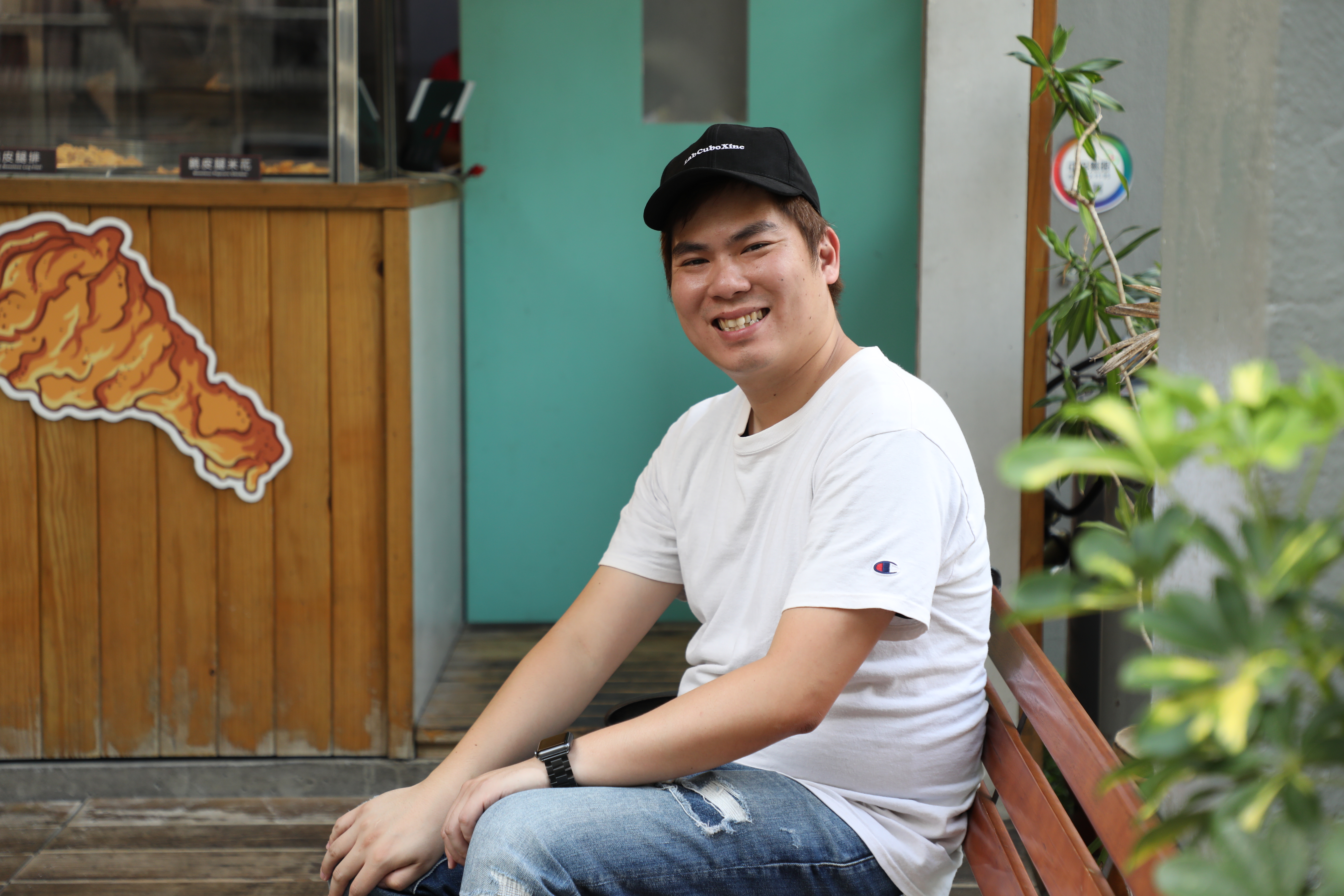 許博鈞將媽媽的鹹酥雞攤，改造成明亮的炸物專賣店，還研發出炸全雞製造話題。