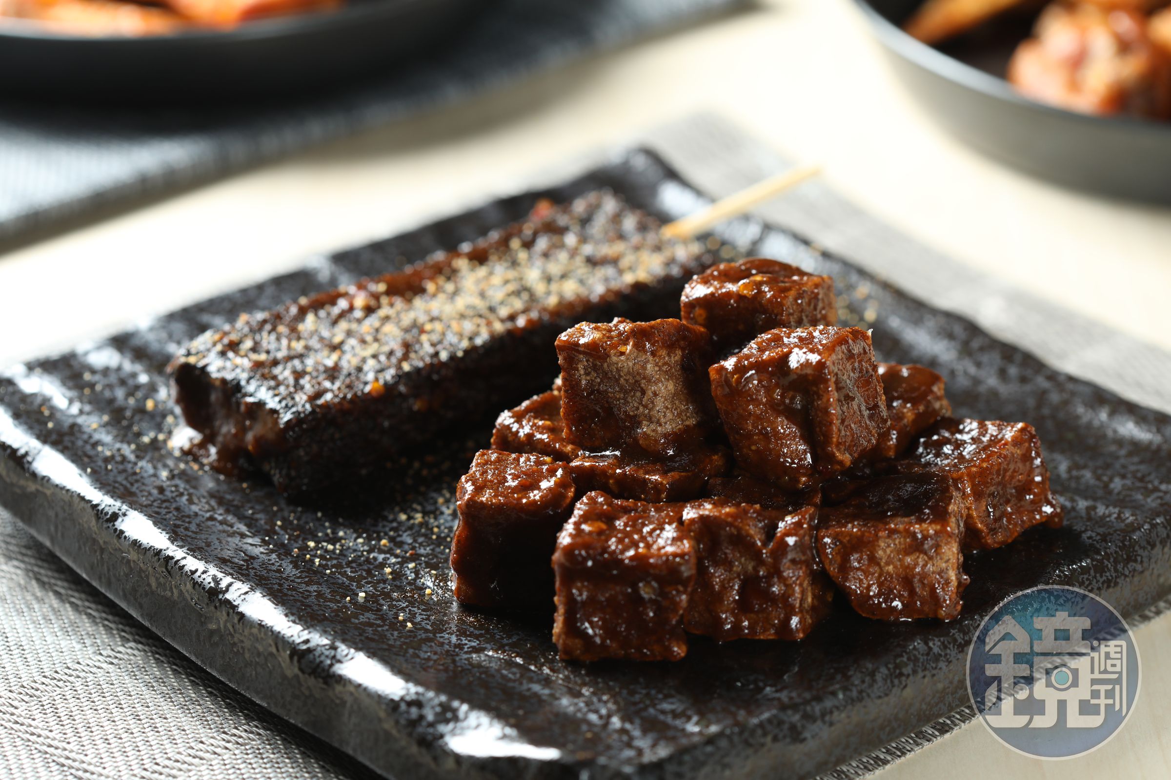 椒麻口味的「鹽滷豆乾」（前，22元／份）微微辛辣很涮嘴；「鹽滷米血」（後，18元／份）口感外酥內Ｑ。