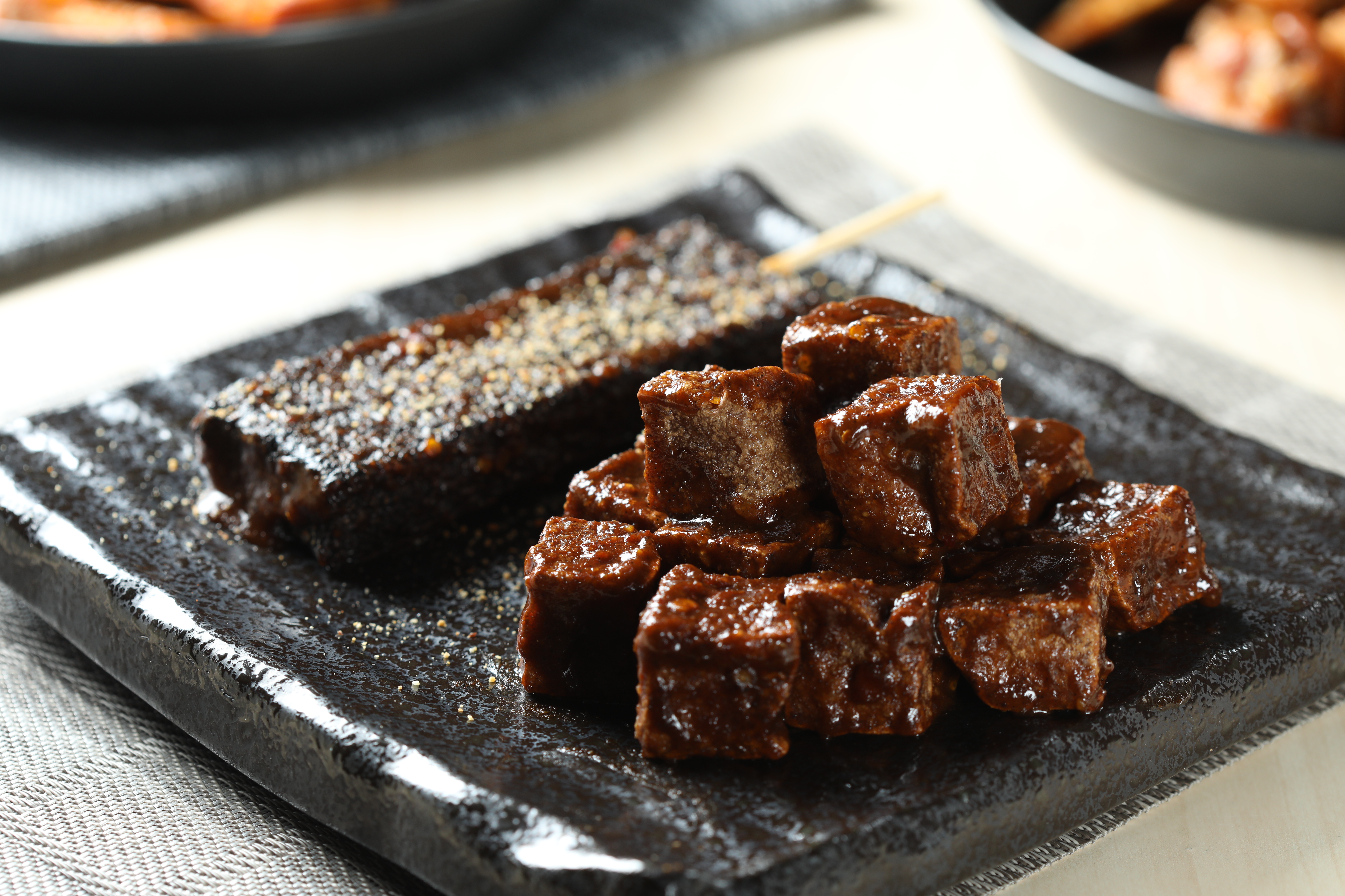 椒麻口味的「鹽滷豆乾」（前，22元／份）微微辛辣很涮嘴；「鹽滷米血」（後，18元／份）口感外酥內Ｑ。