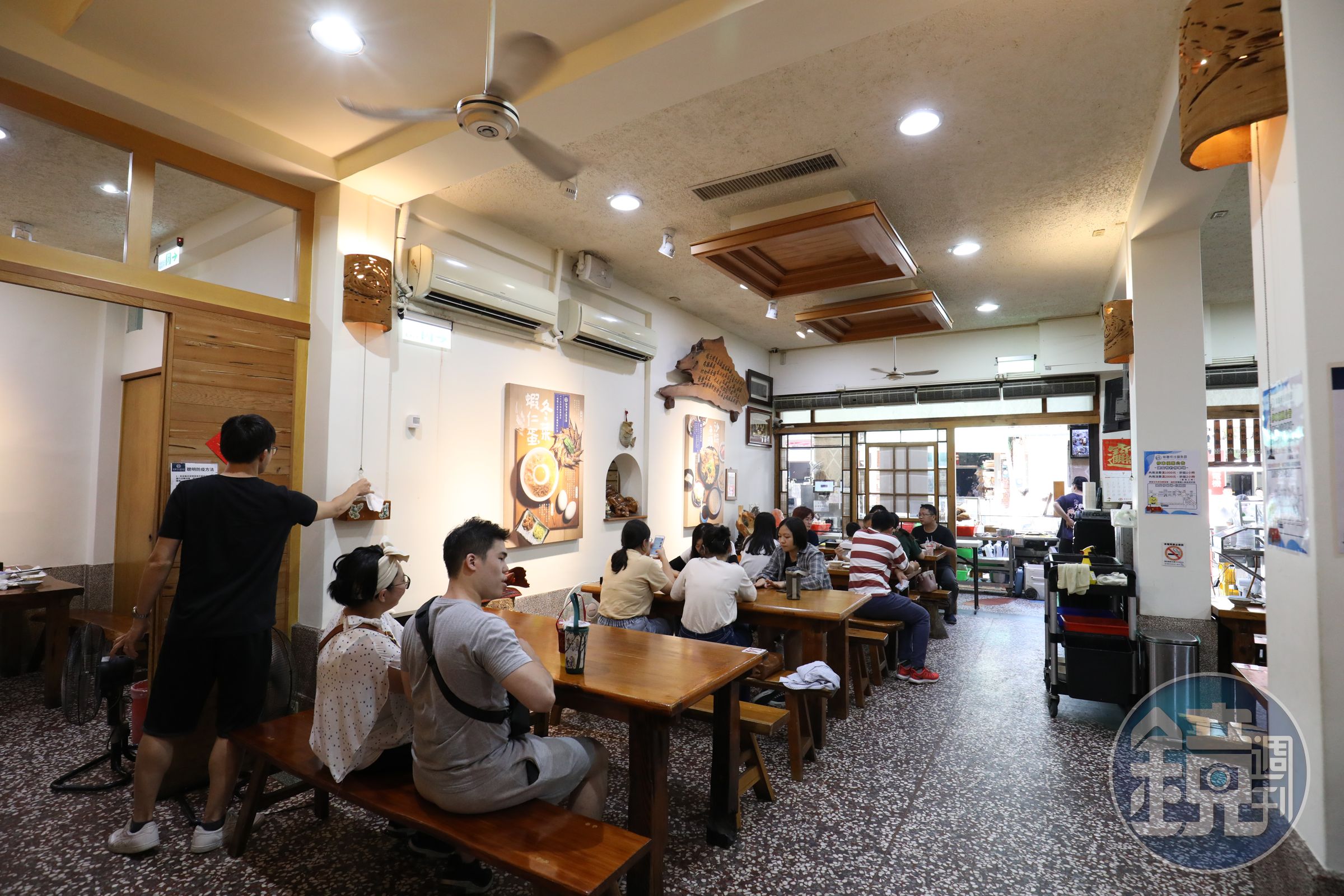 即使已經是用餐離峰時間，店內依然高朋滿座。