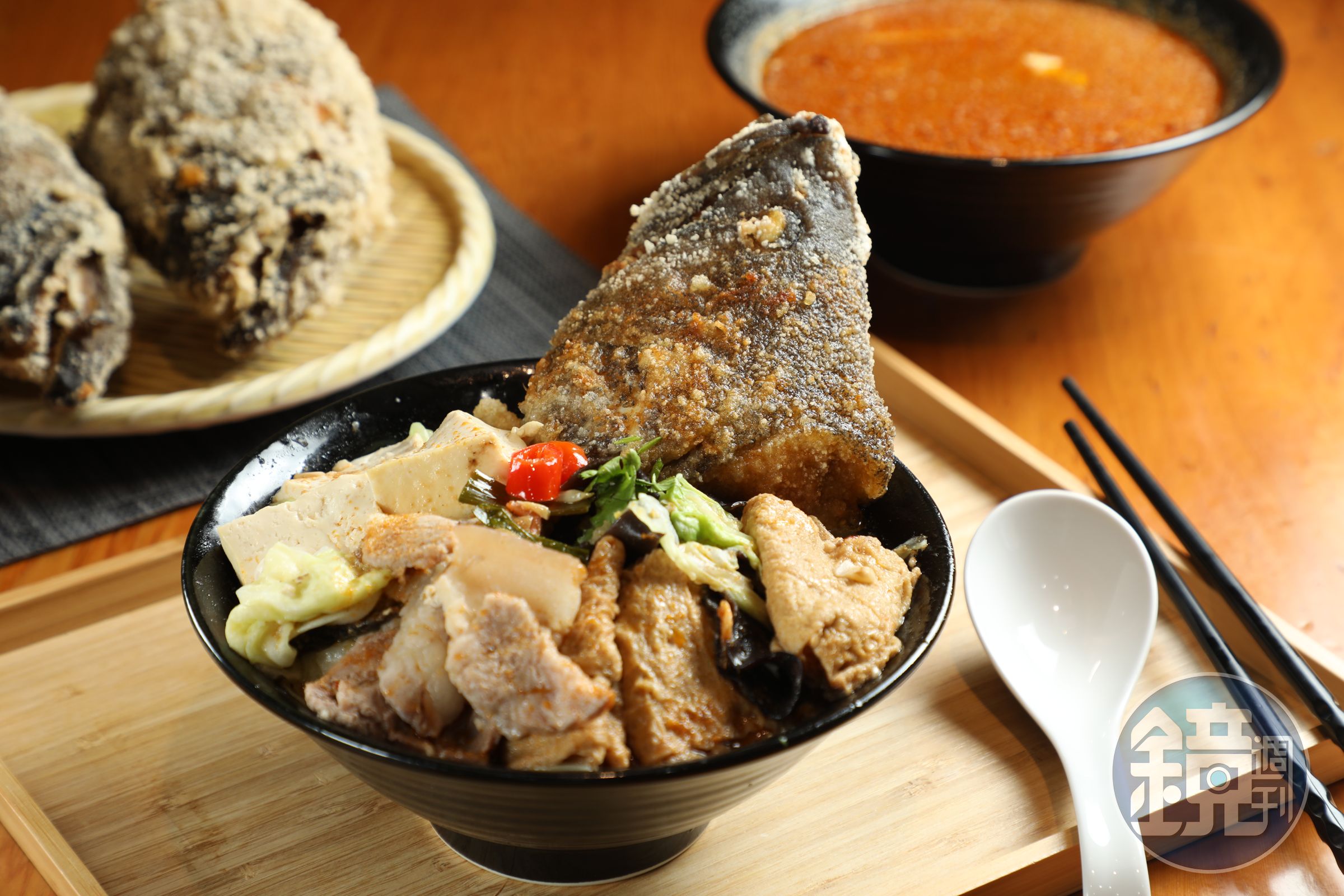 店家有提供一人份的「沙鍋菜加魚頭」，豆腐、豆皮，吸附大白菜、沙茶醬和豬骨湯頭的香氣，魚肉酥嫩有味，還能免費加湯。（160元／份）