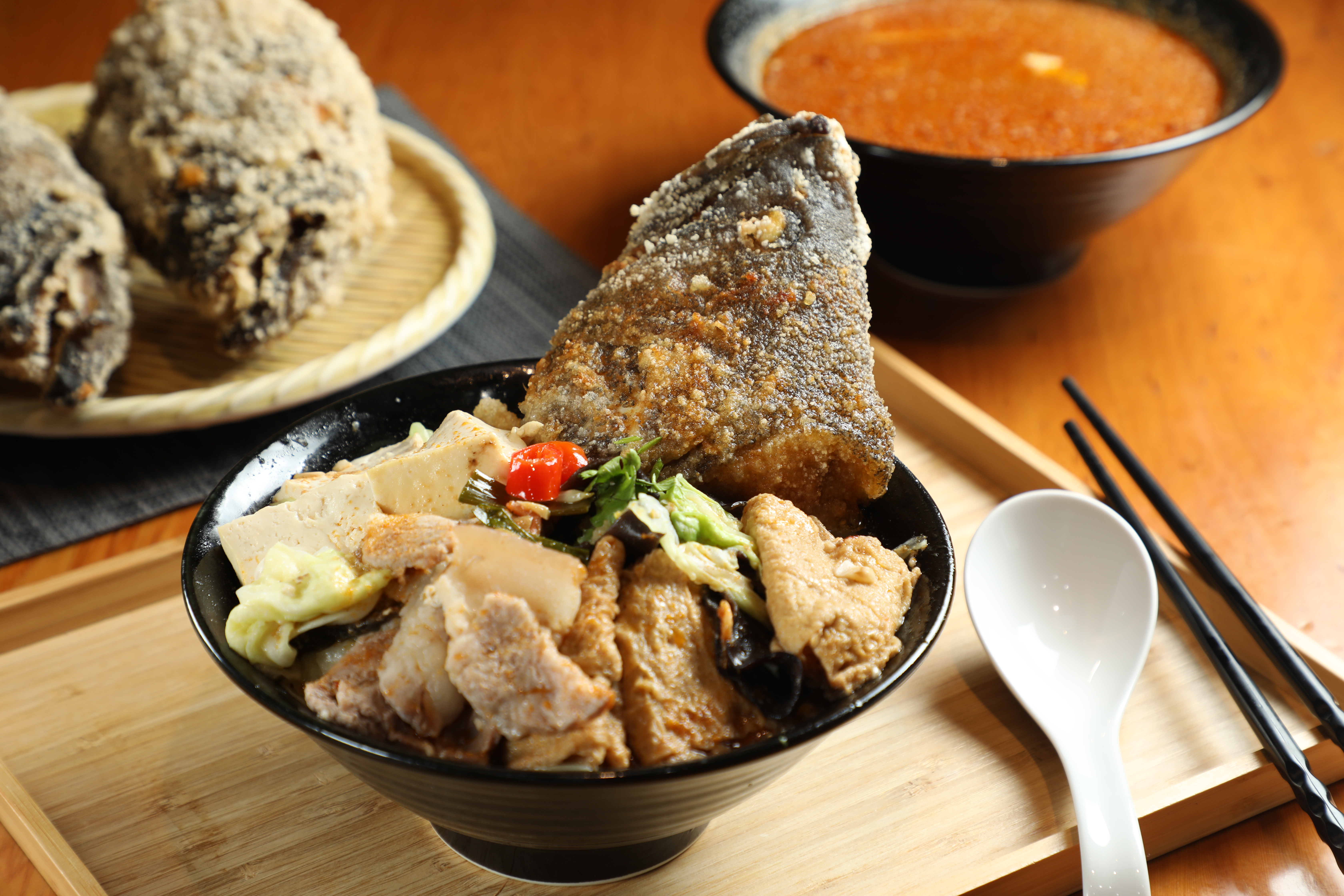 店家有提供一人份的「沙鍋菜加魚頭」，豆腐、豆皮，吸附大白菜、沙茶醬和豬骨湯頭的香氣，魚肉酥嫩有味，還能免費加湯。（160元／份）
