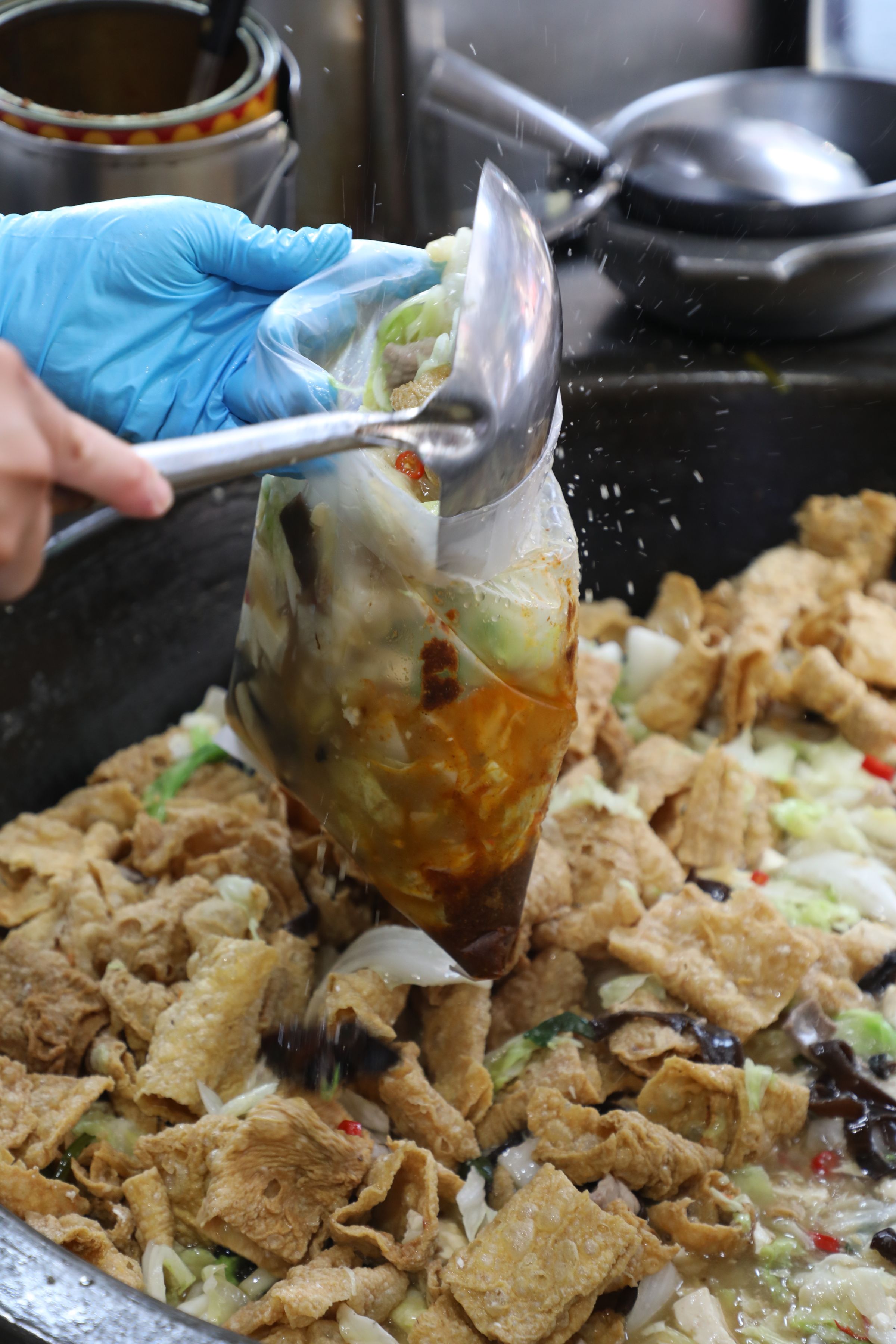 沙鍋菜都是在店面騎樓下現炒，每次都是100人份的食材量，因此味道相當濃郁。