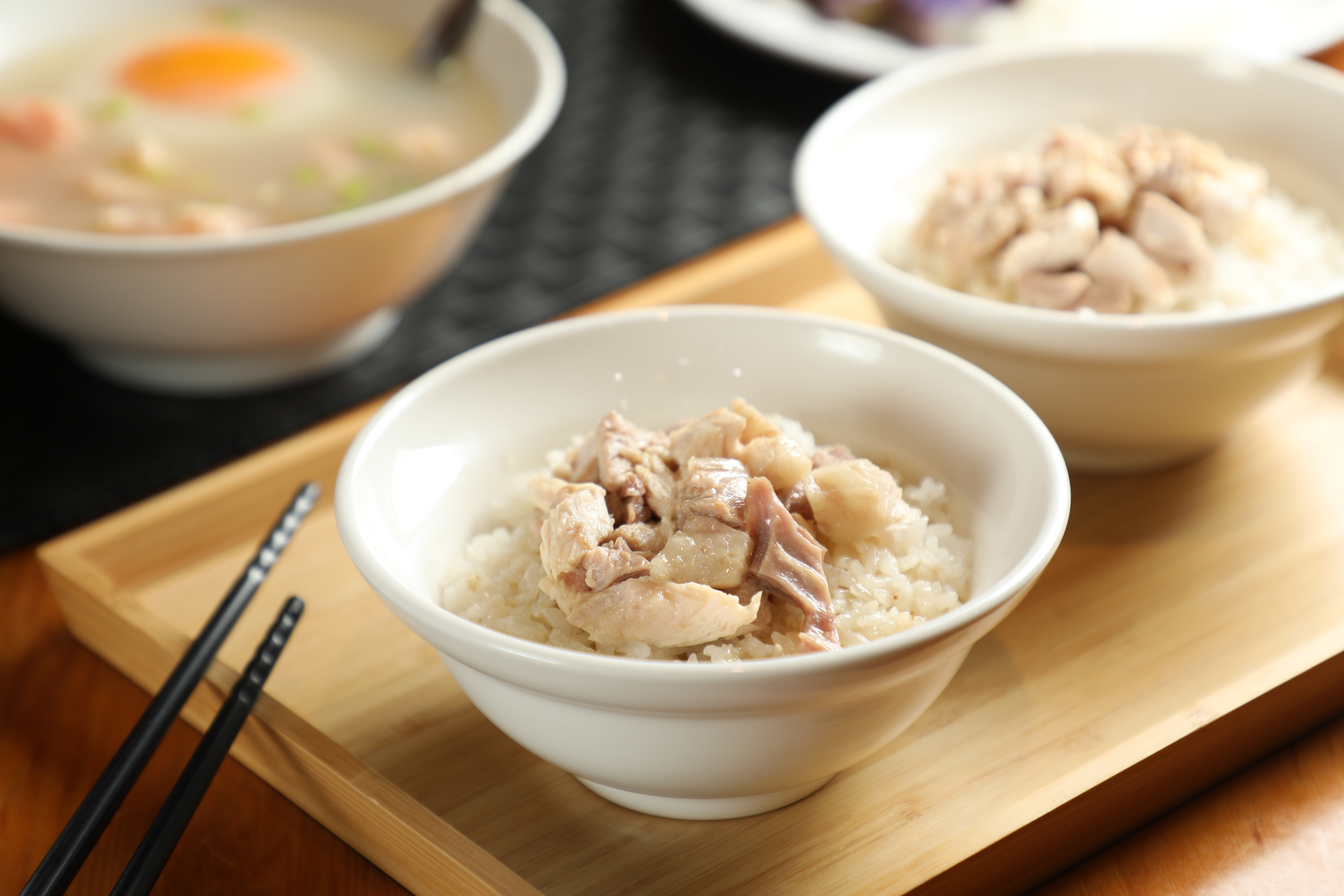 「火雞肉飯」吃得到紅蔥頭、豬油的香氣，雞肉軟嫩甘甜，用台南後壁米煮成的飯有Q度，淋了醬汁也不濕爛。（30元／碗）