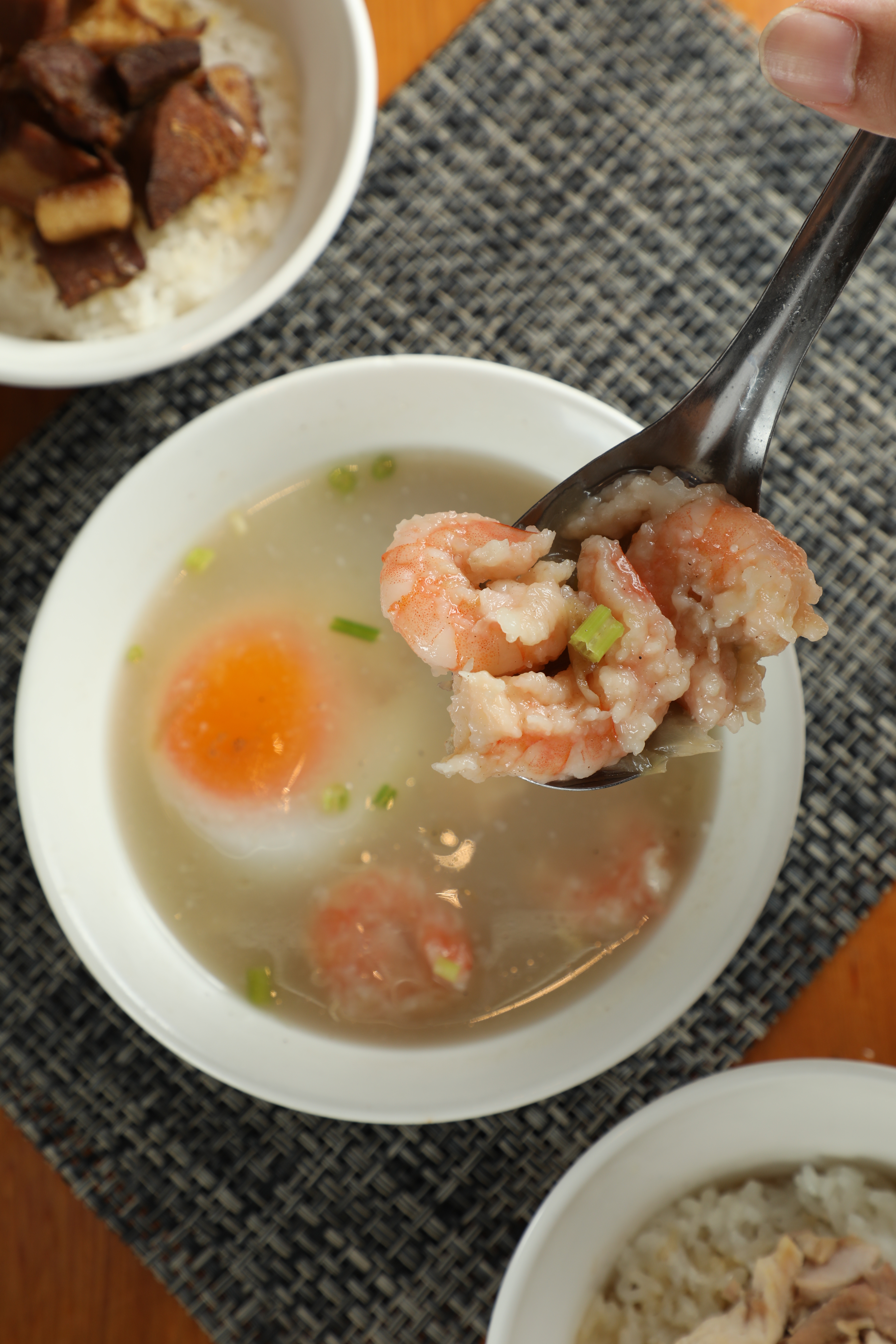 第一代以「冬菜蝦仁蛋湯」起家，半蒸半煮的鴨蛋口感綿軟，海蝦外頭裹魚漿滋味鮮嫩，冬菜讓湯頭鹹甜有層次。（55元／碗）