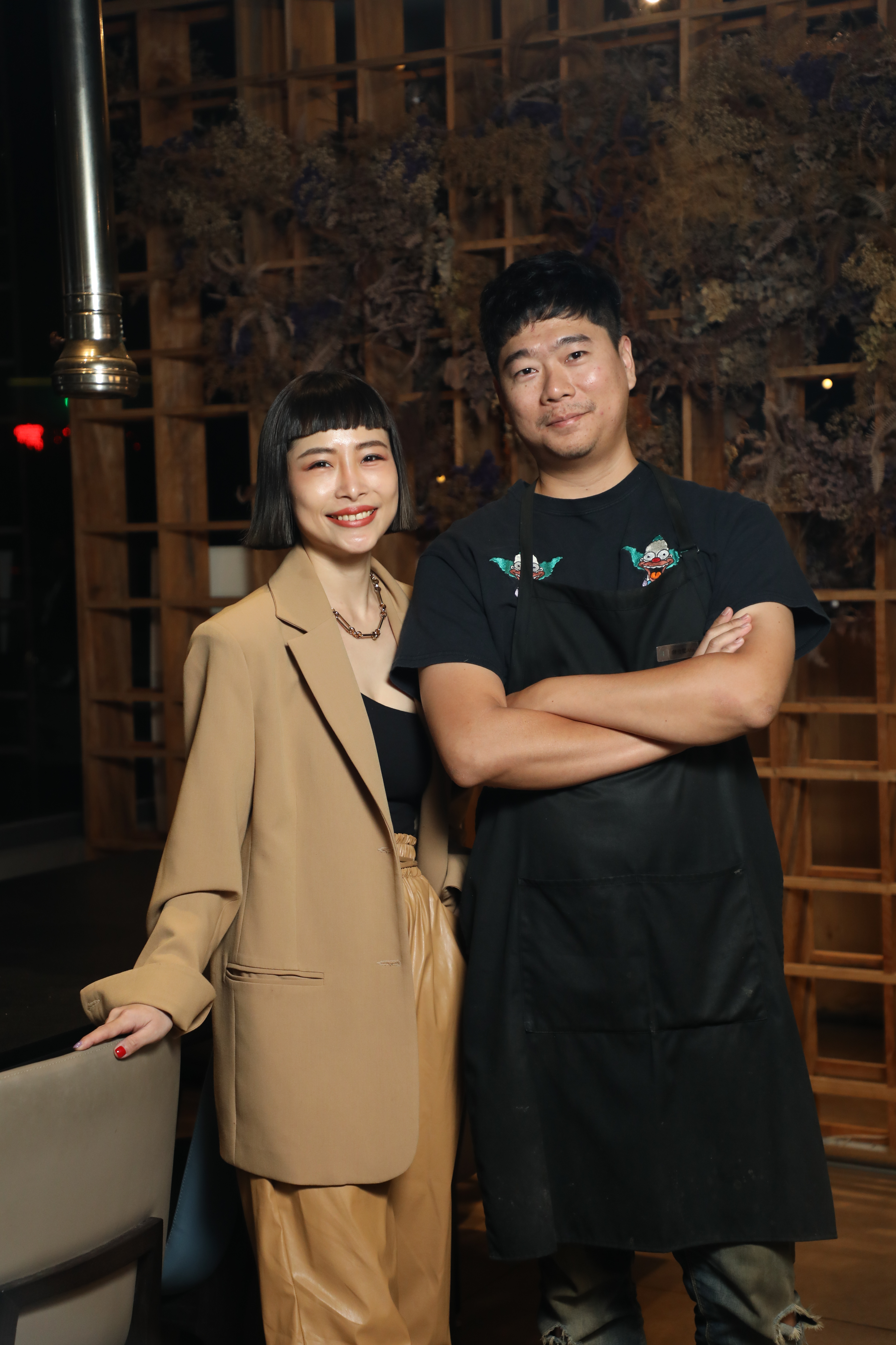 在嘉義生活超過30年的陳俊閣（右）、曹瑞儀（左），是日式燒肉店「燒肉觀止」的經營者，這回請他們帶路，推薦在地人會吃的美食。