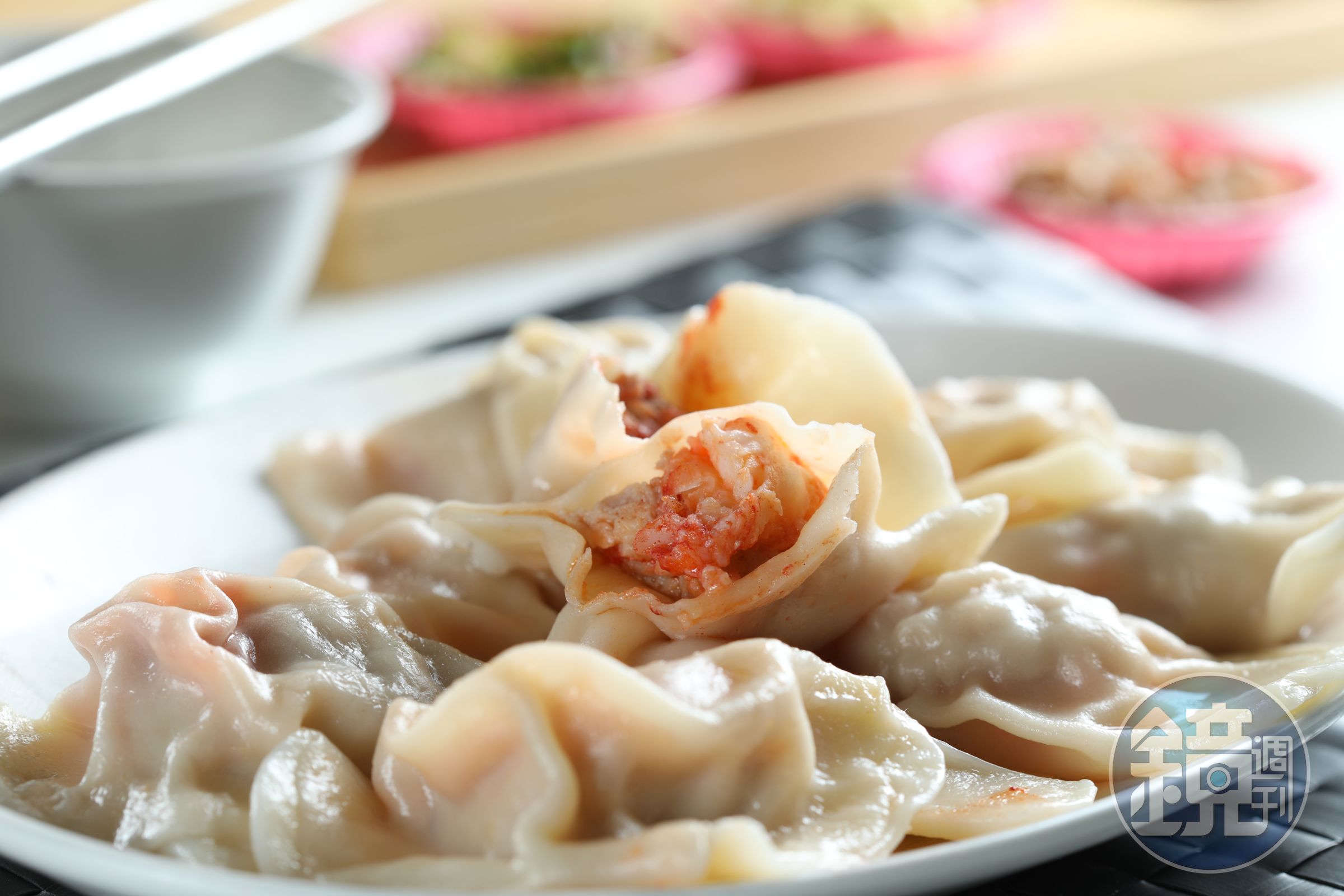 「超三鮮水餃」裡頭包進紅蟳、干貝、整尾蝦仁和梅花豬肉，鮮味十足，還有蟹膏的香氣。（22元／粒）