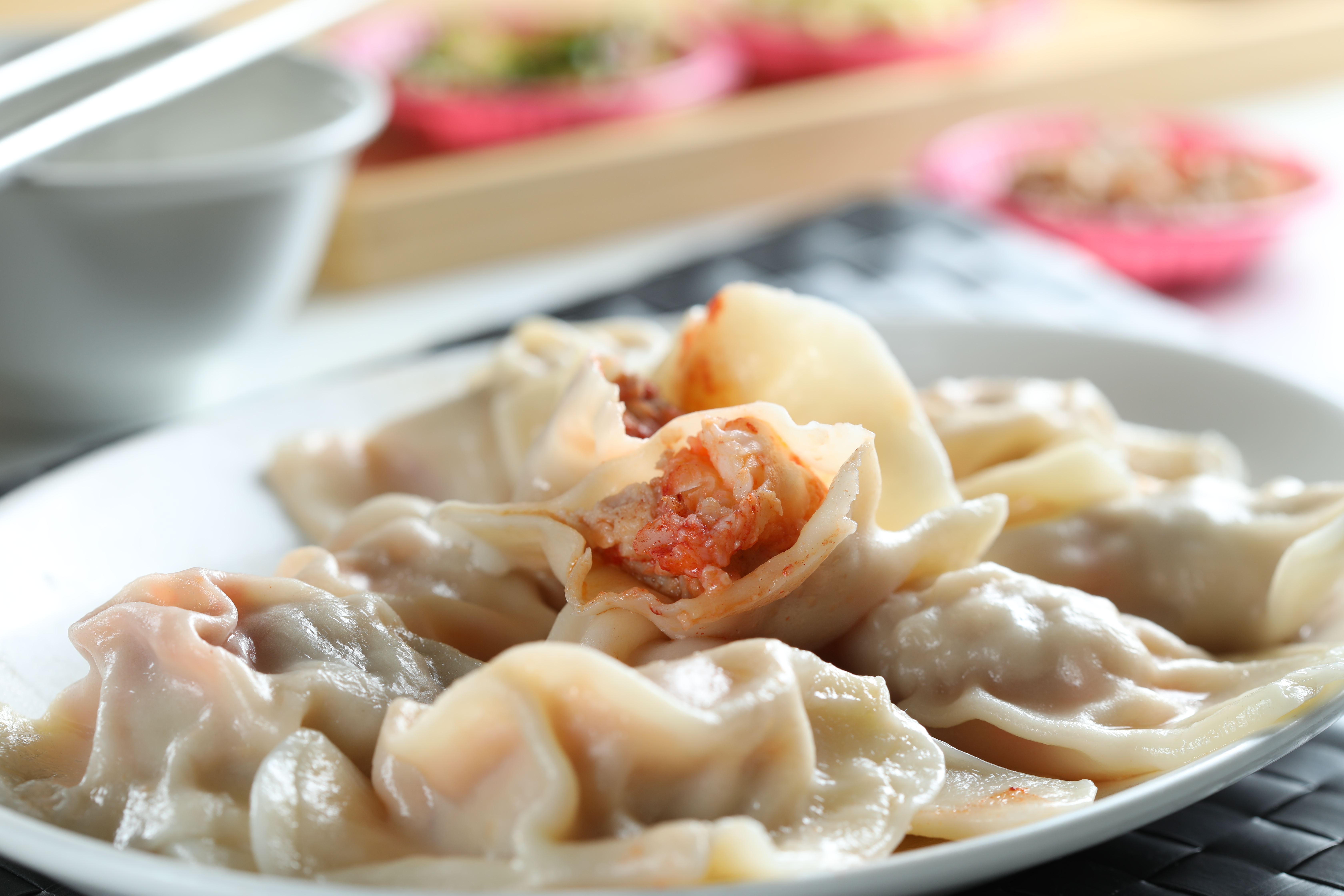 「超三鮮水餃」裡頭包進紅蟳、干貝、整尾蝦仁和梅花豬肉，鮮味十足，還有蟹膏的香氣。（22元／粒）