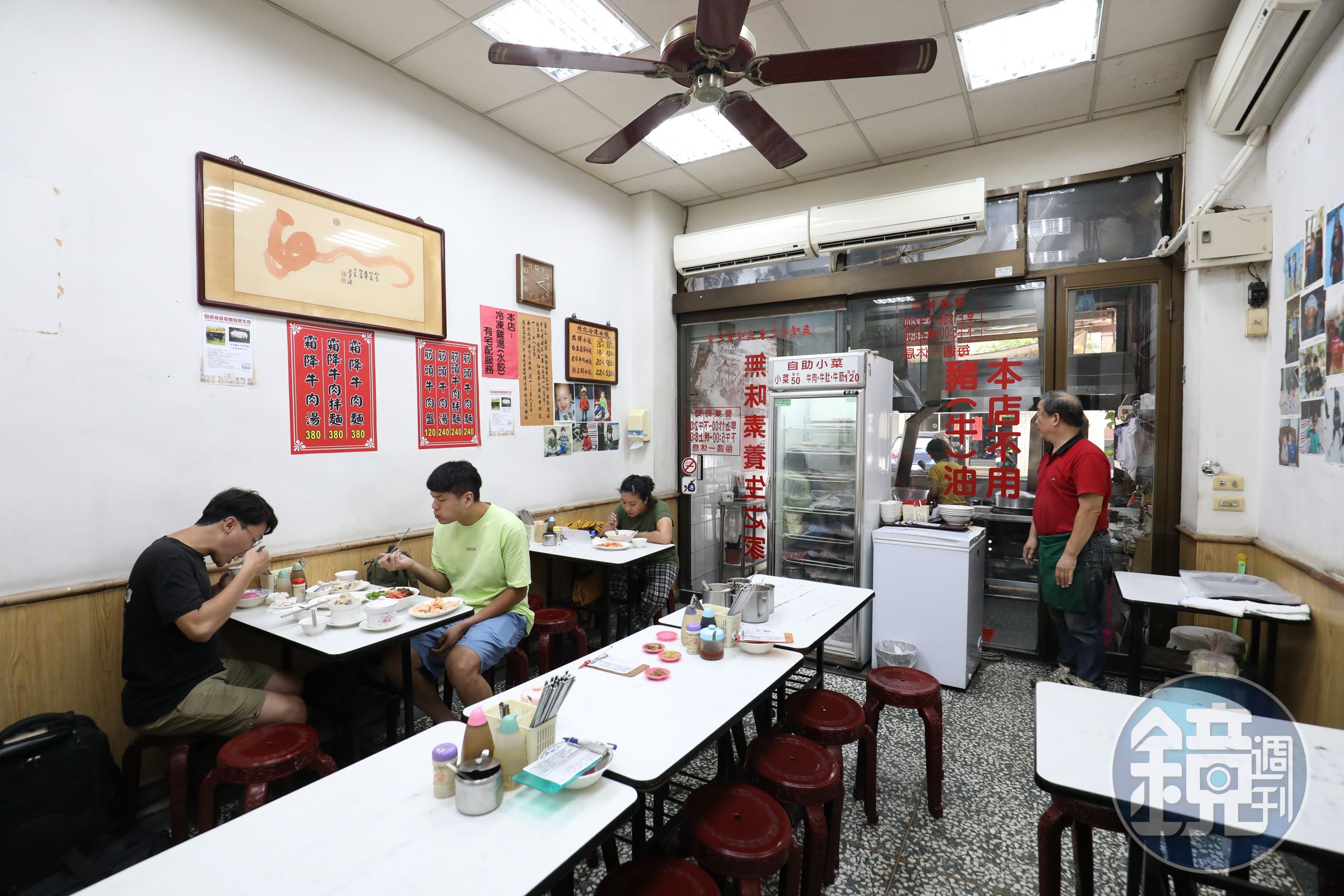 楊潤成喜歡收藏音響，因此店裡用劇院式喇叭播放交響樂，讓客人彷彿在吃西餐。