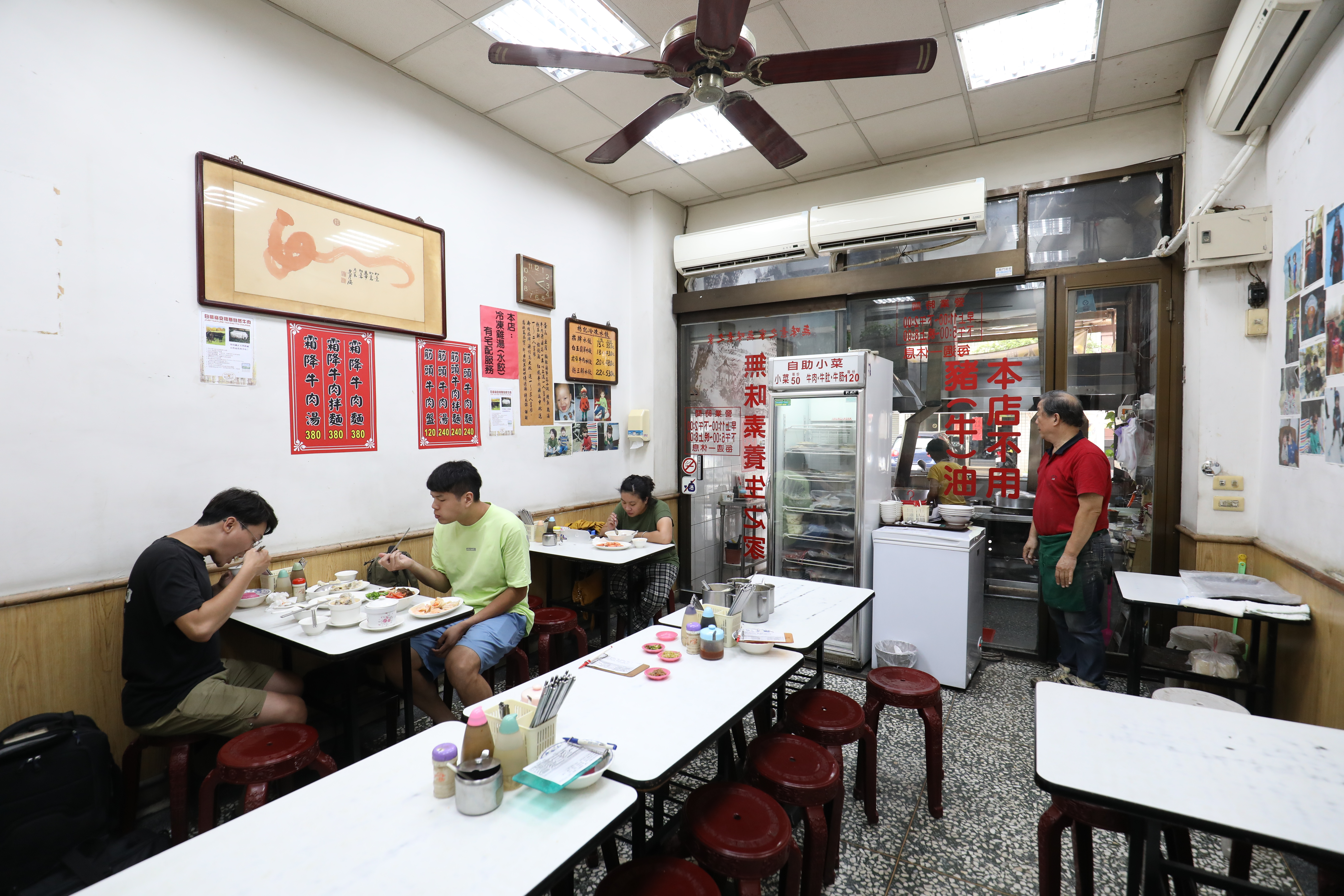楊潤成喜歡收藏音響，因此店裡用劇院式喇叭播放交響樂，讓客人彷彿在吃西餐。