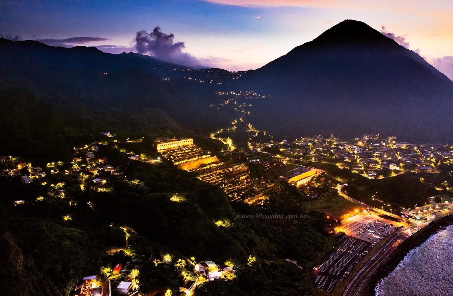 十三層遺址夜間呈現金碧輝煌的壯闊美景,圖為「點亮十三層」活動空拍畫面。(翻攝自台電網站)