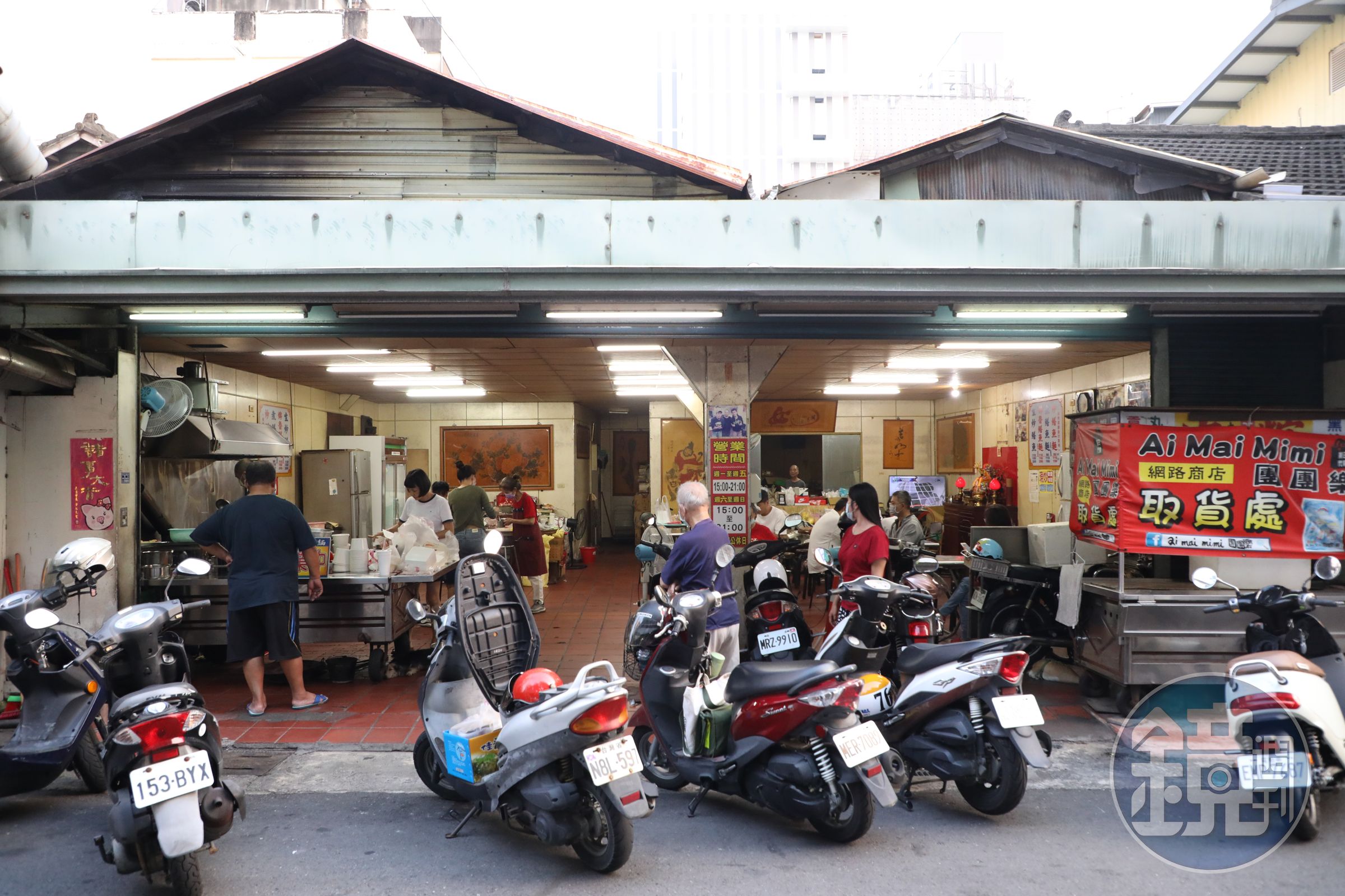 「阿吉鱔魚麵」開業41年，用餐時間生意非常好，兩代老闆要輪流炒麵，體力才有辦法負荷。