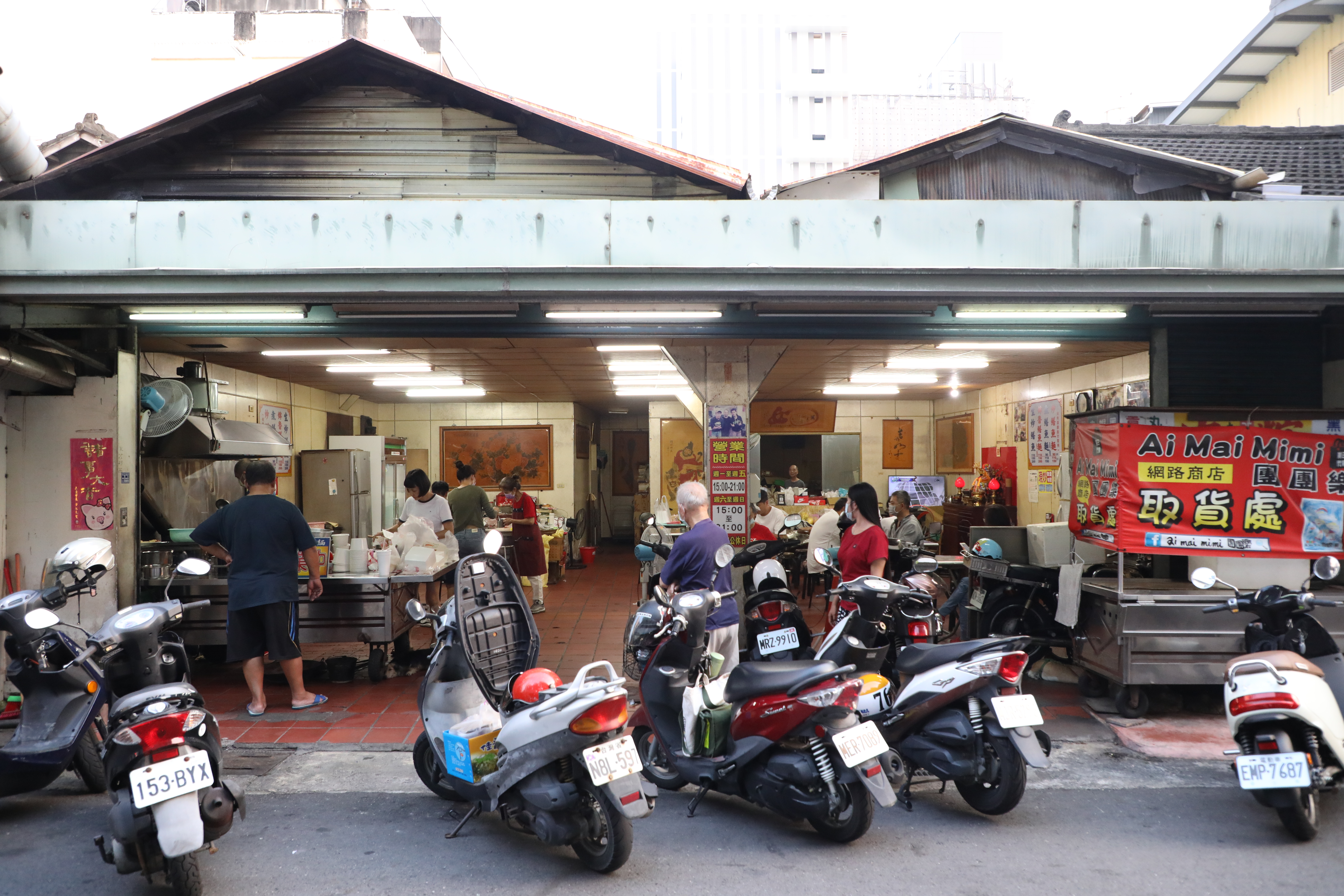「阿吉鱔魚麵」開業41年，用餐時間生意非常好，兩代老闆要輪流炒麵，體力才有辦法負荷。