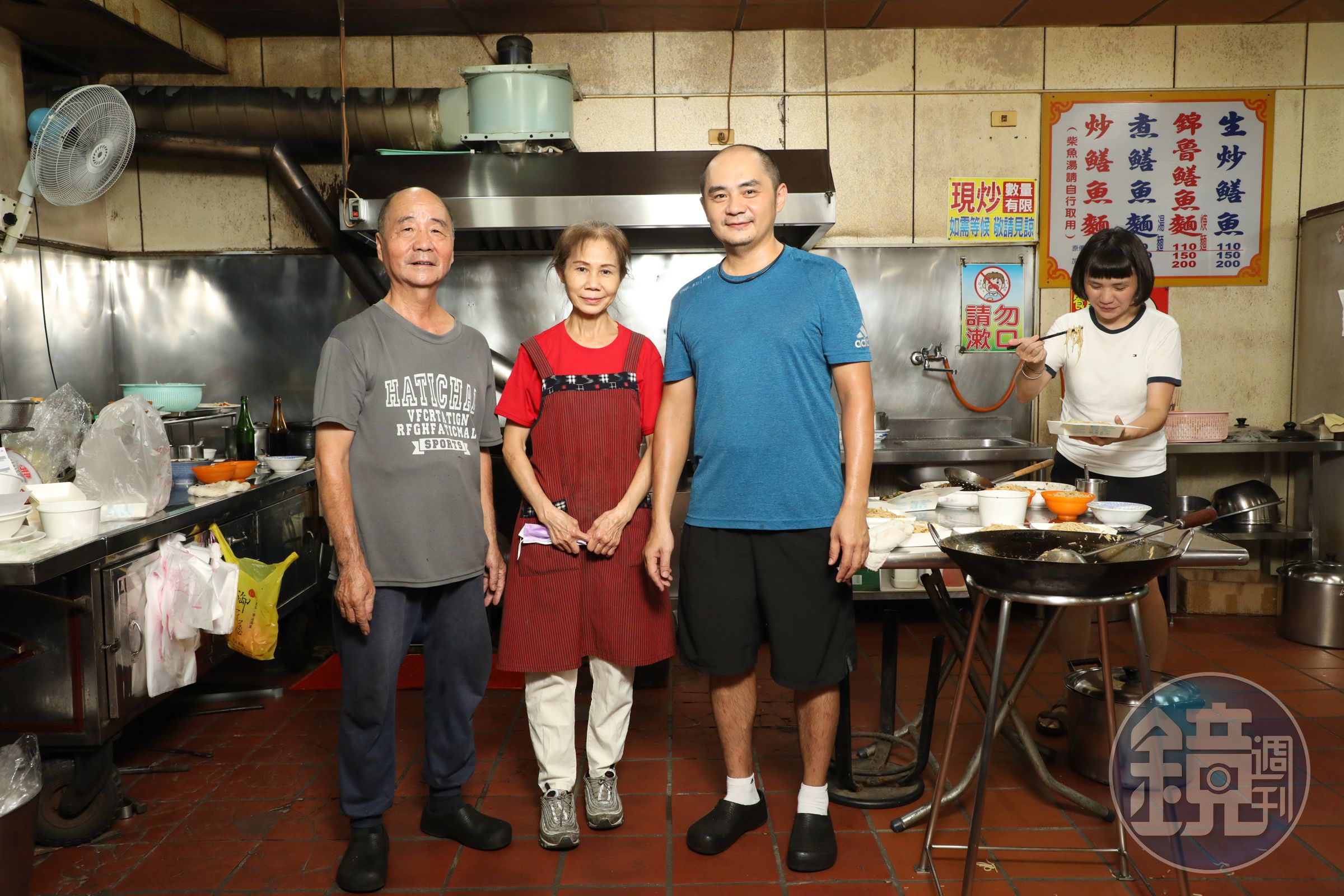 第一代老闆娘曾宏月（中）負責切鱔魚肉，老闆鍾焜吉（左）和兒子鍾承邵（右）負責炒麵。