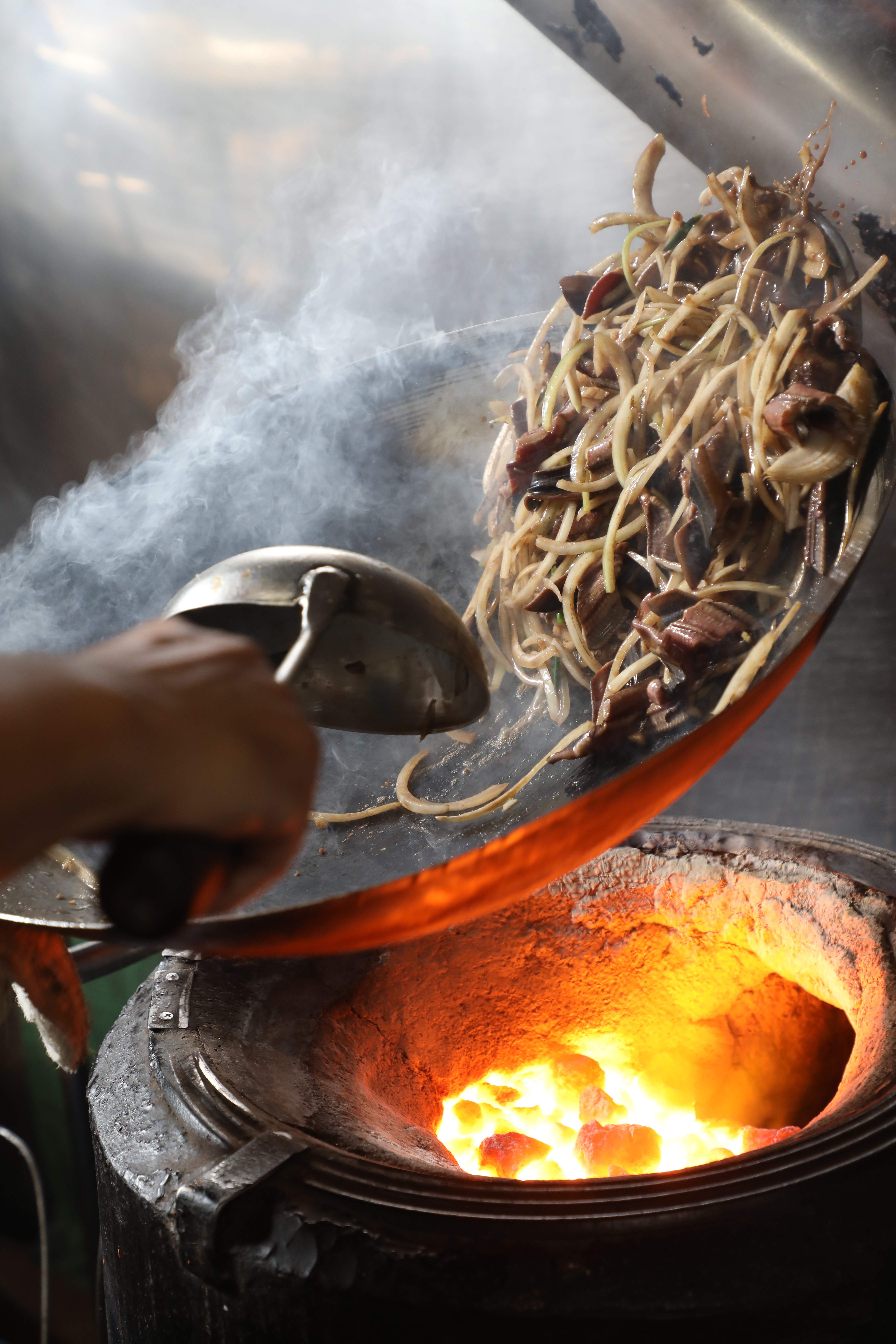 「炒鱔魚麵」的魚肉彈脆、帶有鍋氣，麵條炒得乾爽，吸附洋蔥和高湯的甜味。（90元／份）