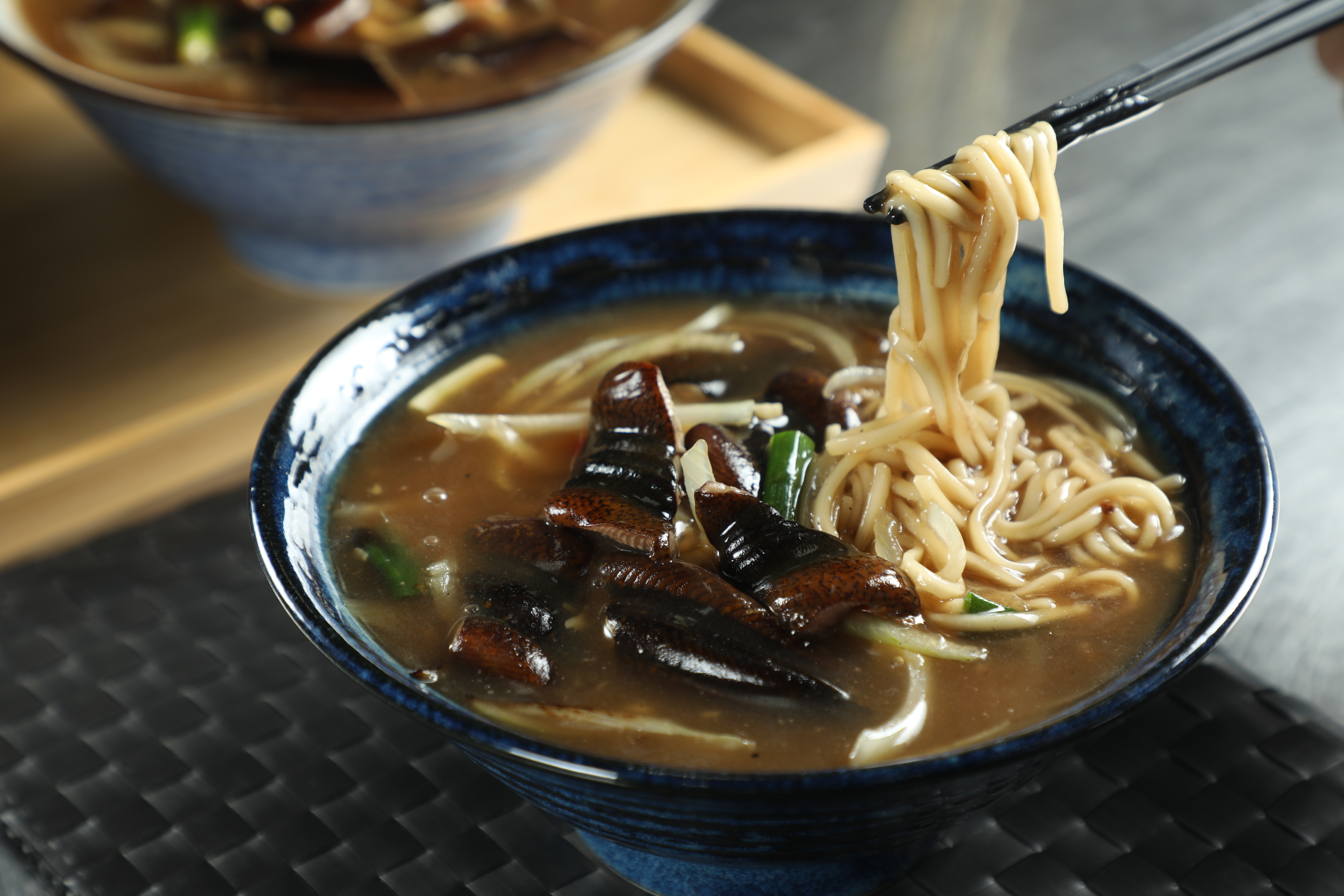 「錦魯鱔魚麵」是先將油麵炒好備用，接著將魚肉爆炒後勾芡，燒煮入味後澆在麵上，吃起來炭香味更明顯。（110元／份）