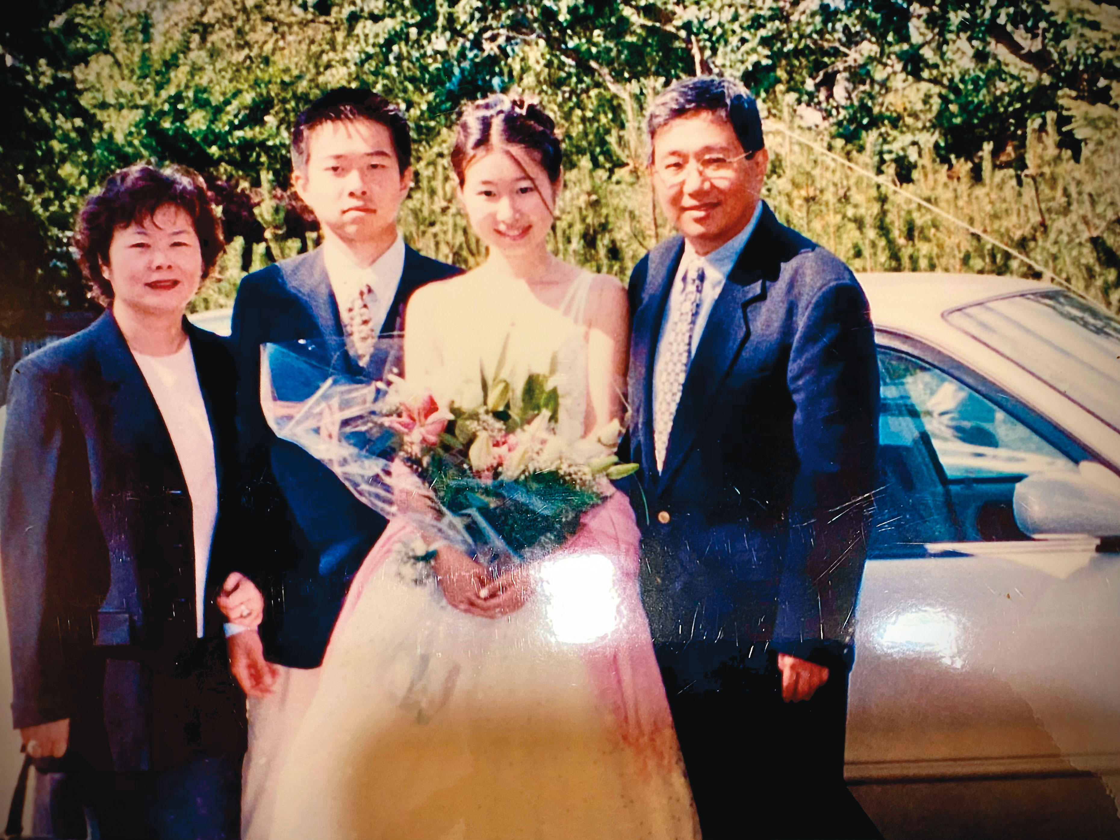 辜冠寧（左2）與妹妹（右2）高中就到加拿大念書，因父母親（右與左）需人手幫忙，他大學畢業便返家。（辜冠寧提供）