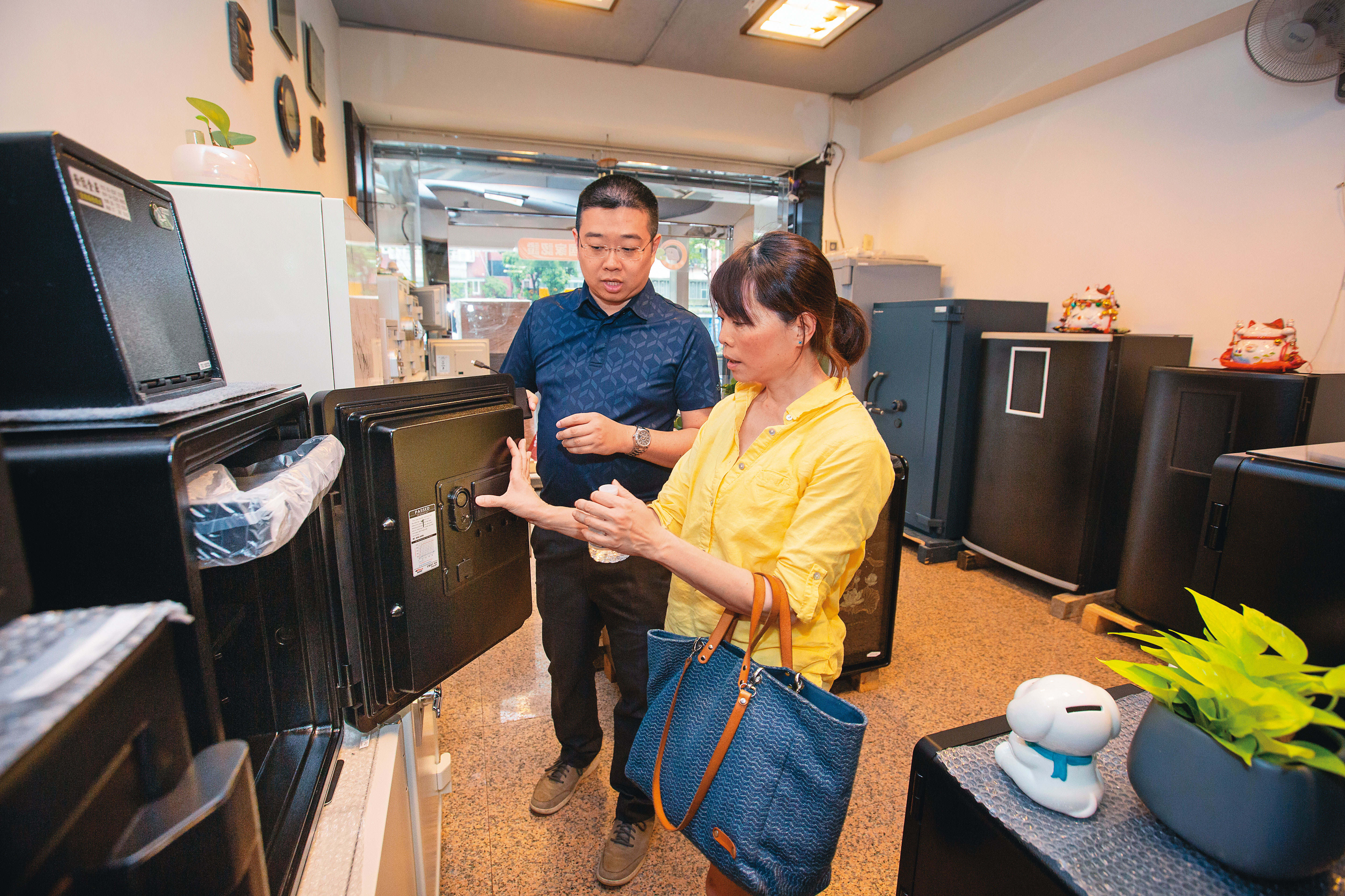 辜冠寧對店內金庫瞭若指掌，可根據客人需求鉅細靡遺地介紹。