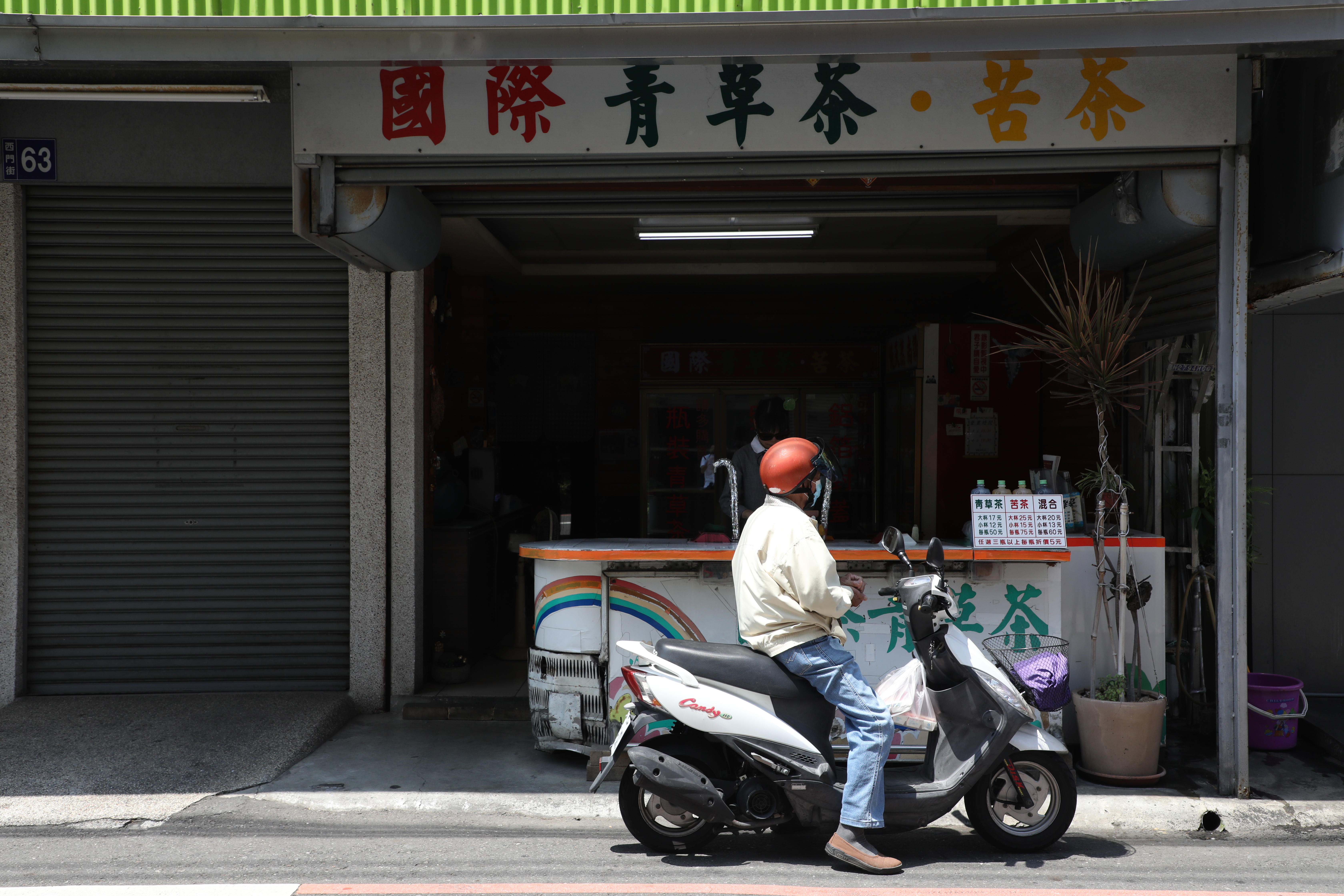 「國際青草茶」被在地人笑稱是嘉義飲料界的得來速。