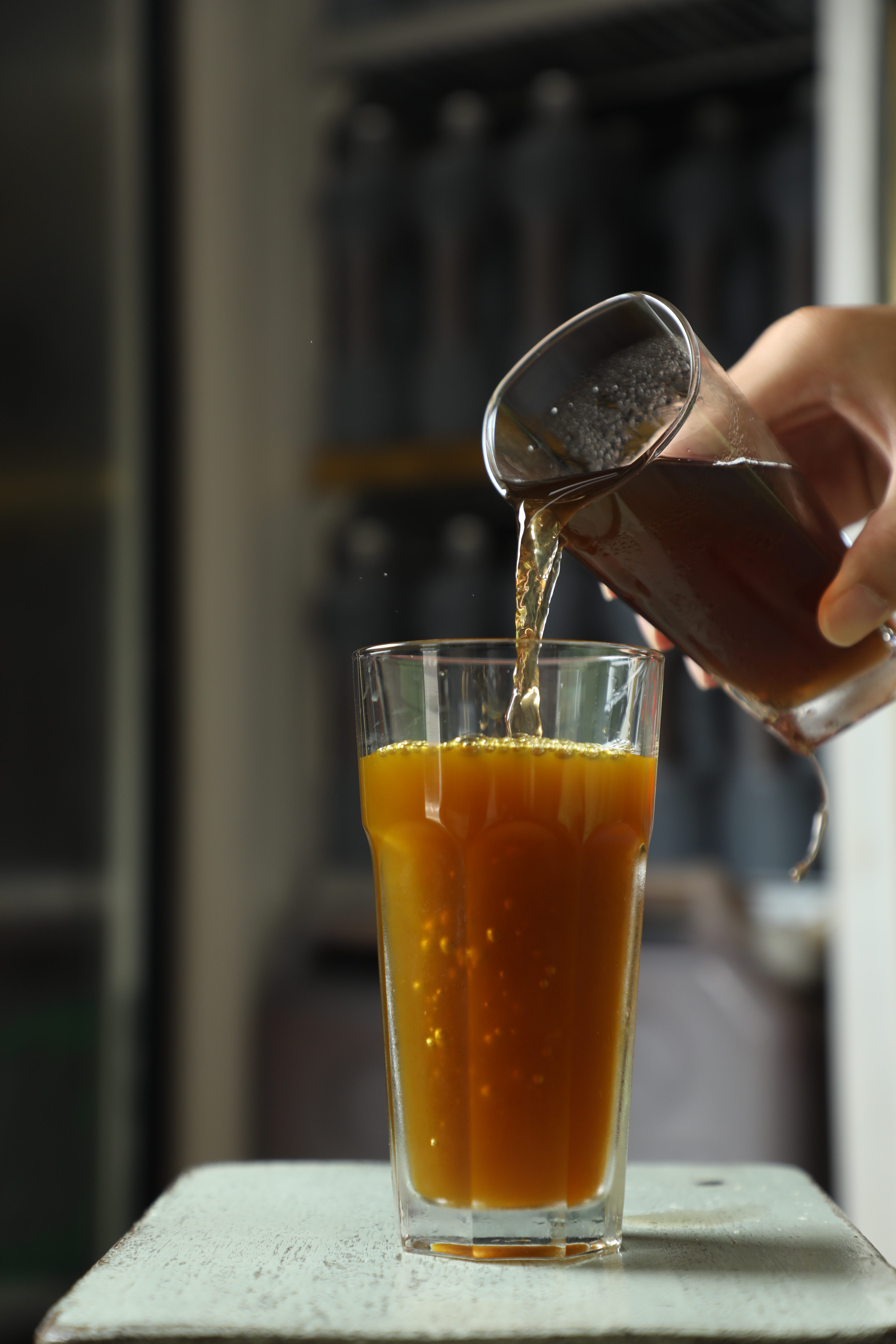 「混合」是一半青草茶加一半苦茶，讓苦味降低許多，既解熱又退火。（20元／大杯）