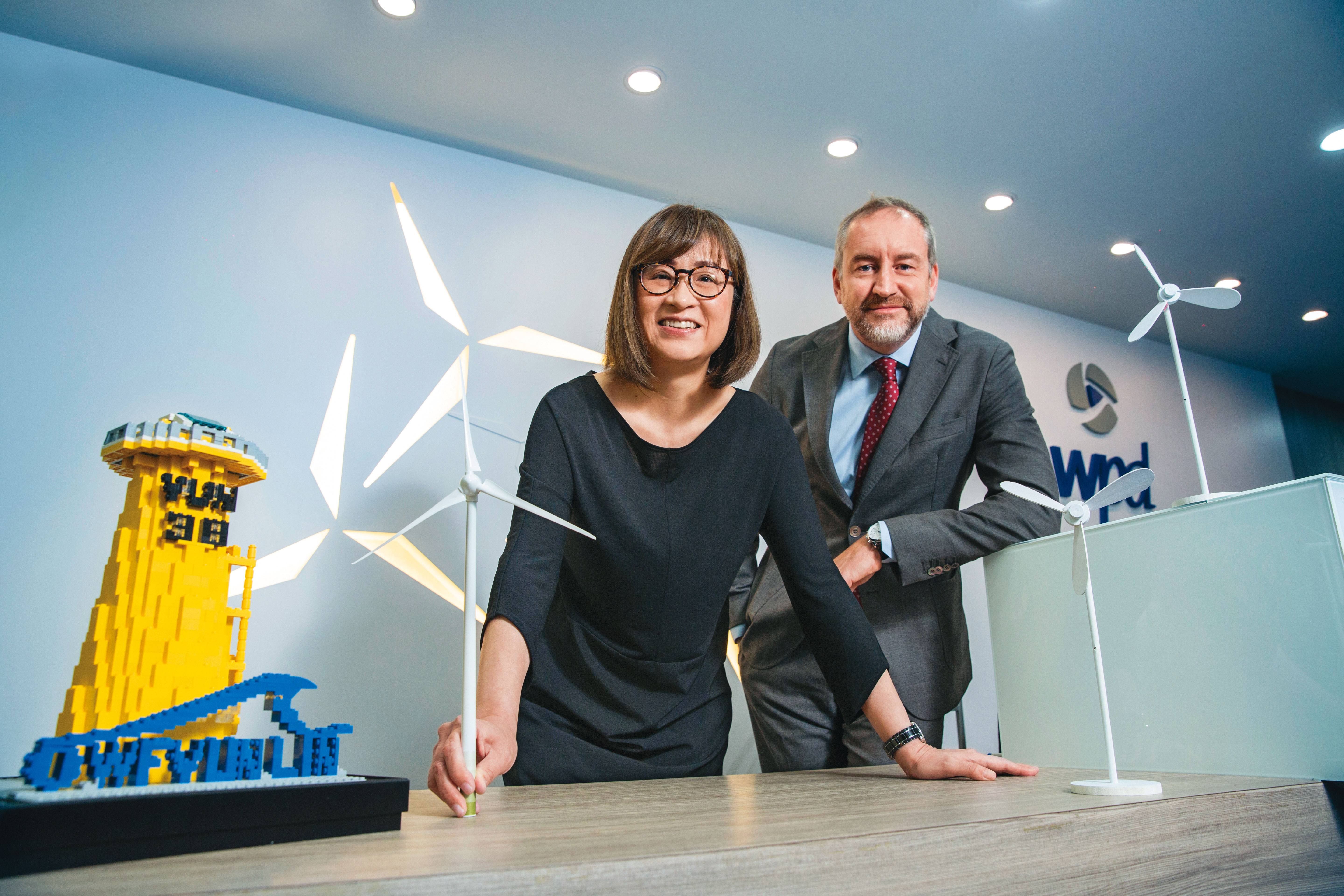 達德能源集團營運長歐貝合信（右）與董事長王雲怡（左）一個負責德國端，一個負責台灣端，合力推動台灣的離岸風電。 