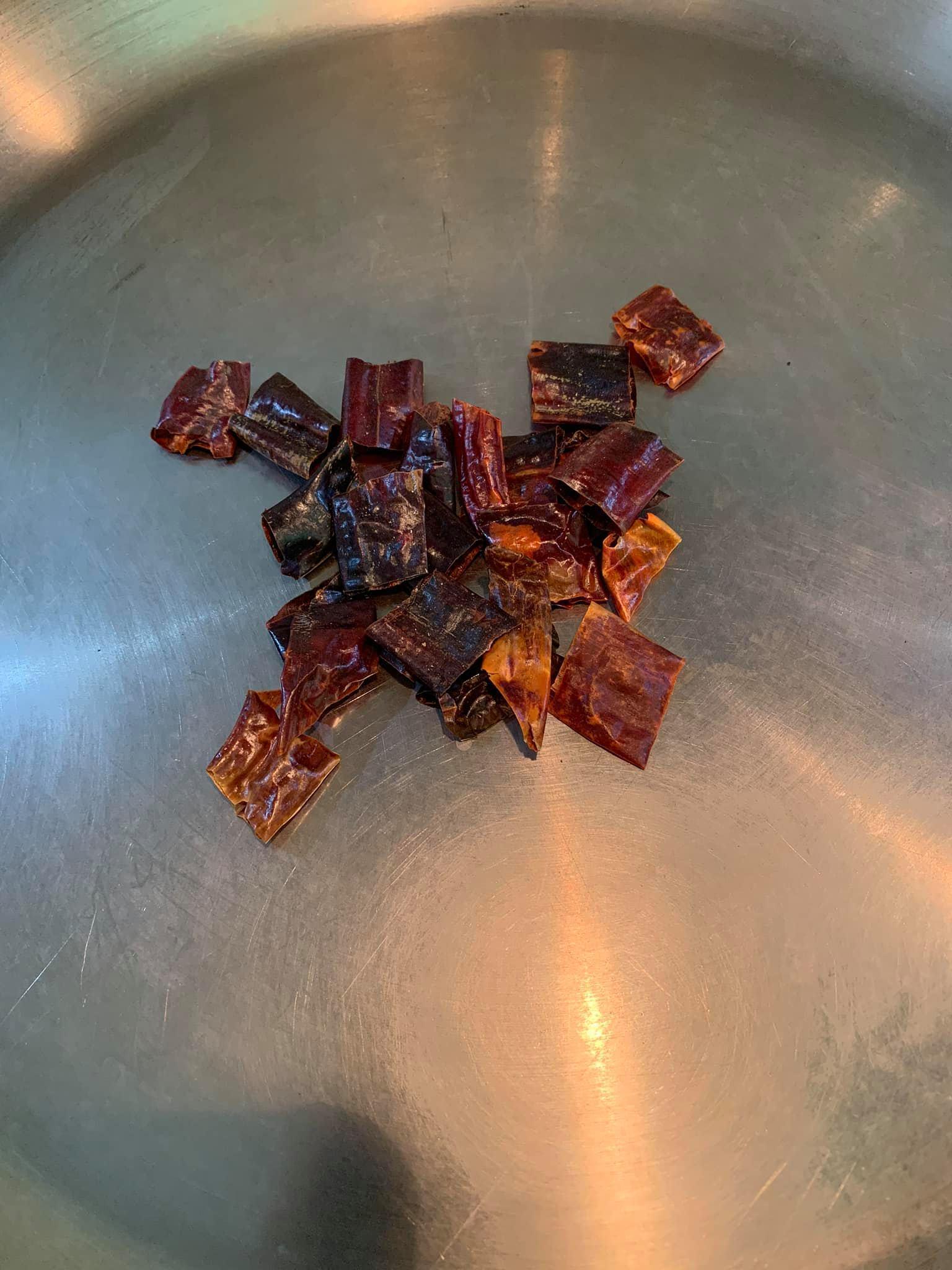 在平底鍋上乾煸乾辣椒,煸到變脆。