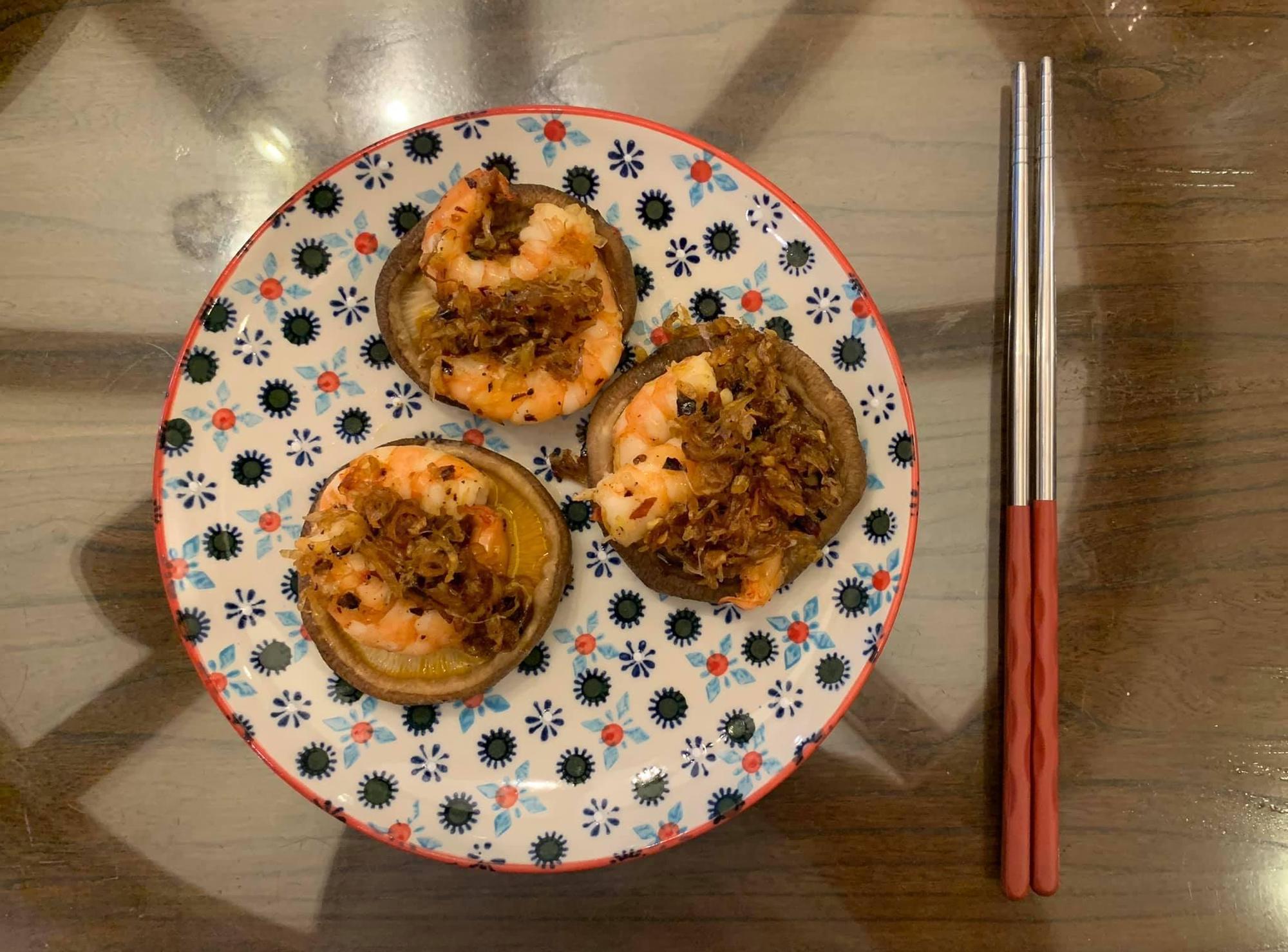 「香菇盅香辣蝦」菇香嫩蝦彈牙,醬汁暴衝。如嫌麻煩,還是去饗宴吃,指定這道菜。