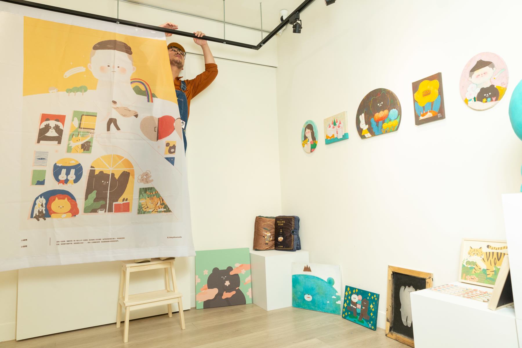 毛毛蟲文創新開設的「貳號基地cafe」設有獨立展覽空間,讓創作者自由規劃策展,完整呈現創作理念。